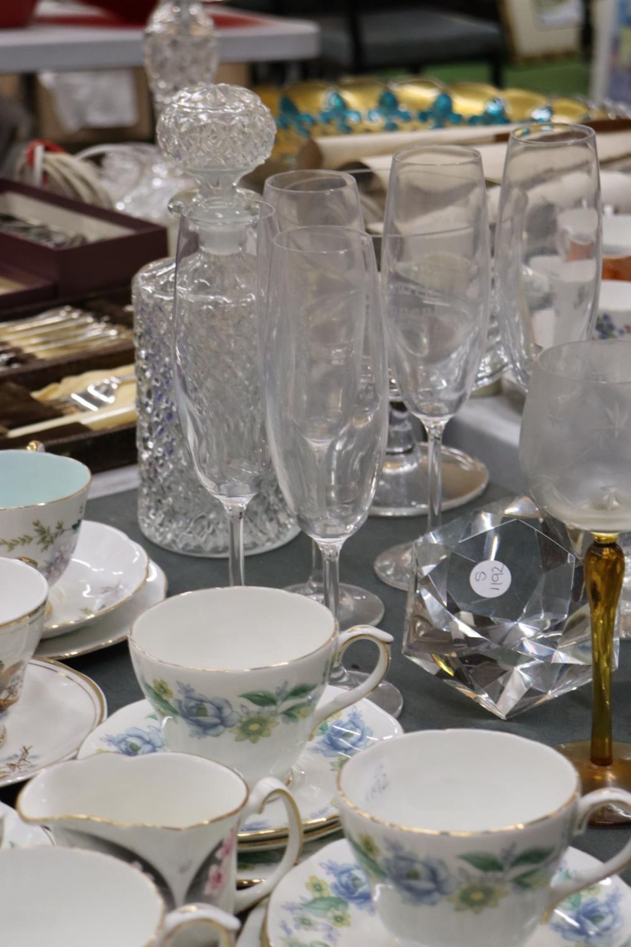 A QUANTITY OF GLASSWARE TO INCLUDE DRINKING GLASSES, PAPERWEIGHT, DECANTER, ETC., - Image 4 of 7