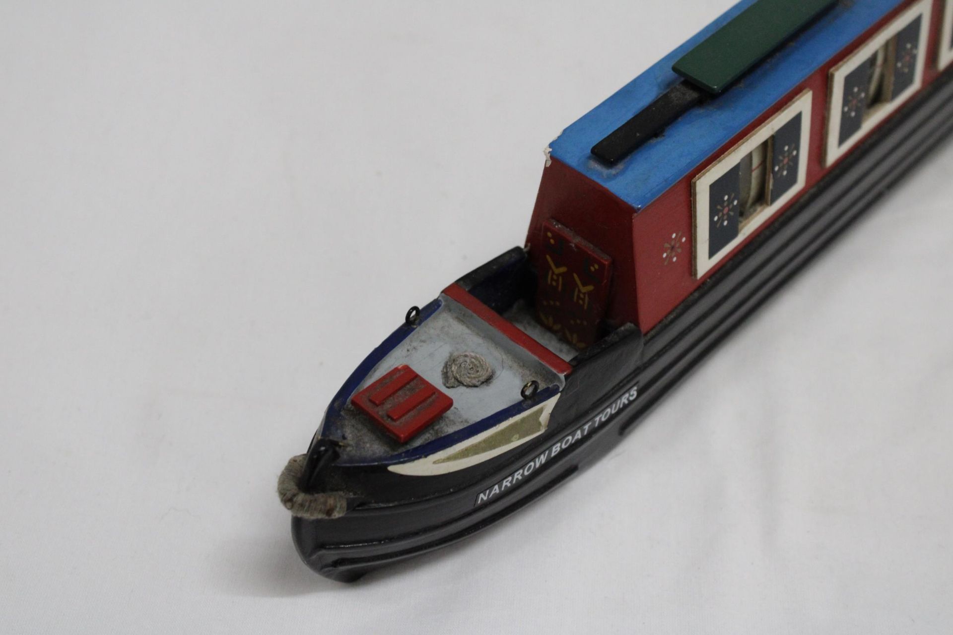 A HANDBUILT AND HANDPAINTED CANAL BARGE, LENGTH 53CM, HEIGHT 9CM - Image 5 of 6