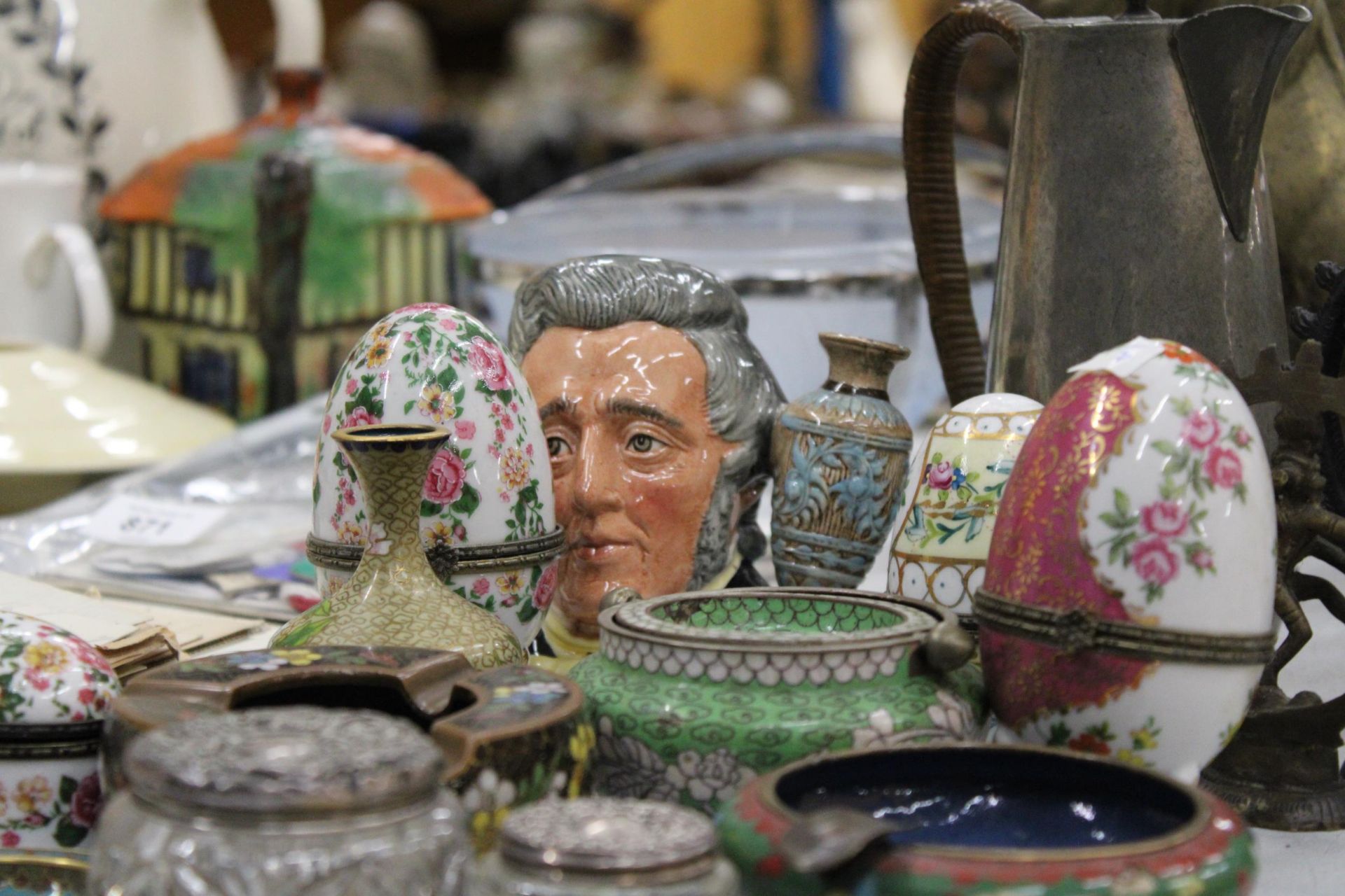 A MIXED LOT TO INCLUDE TWO SILVER LIDDED POTS, CLOISONNE BOWLS, PORCELAIN EGG SHAPED TRINKET - Image 2 of 6