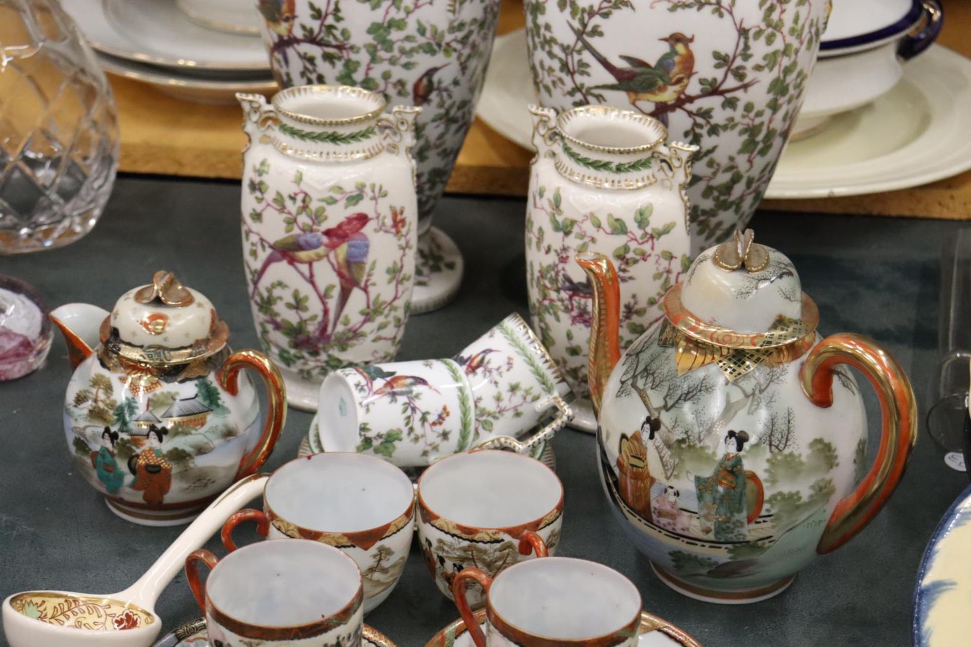 AN ORIENTAL TEASET TO INCLUDE TEAPOT, CUPS AND SAUCERS AND TO AUSTRIA VICTORIA LARGE VASES - Image 3 of 5
