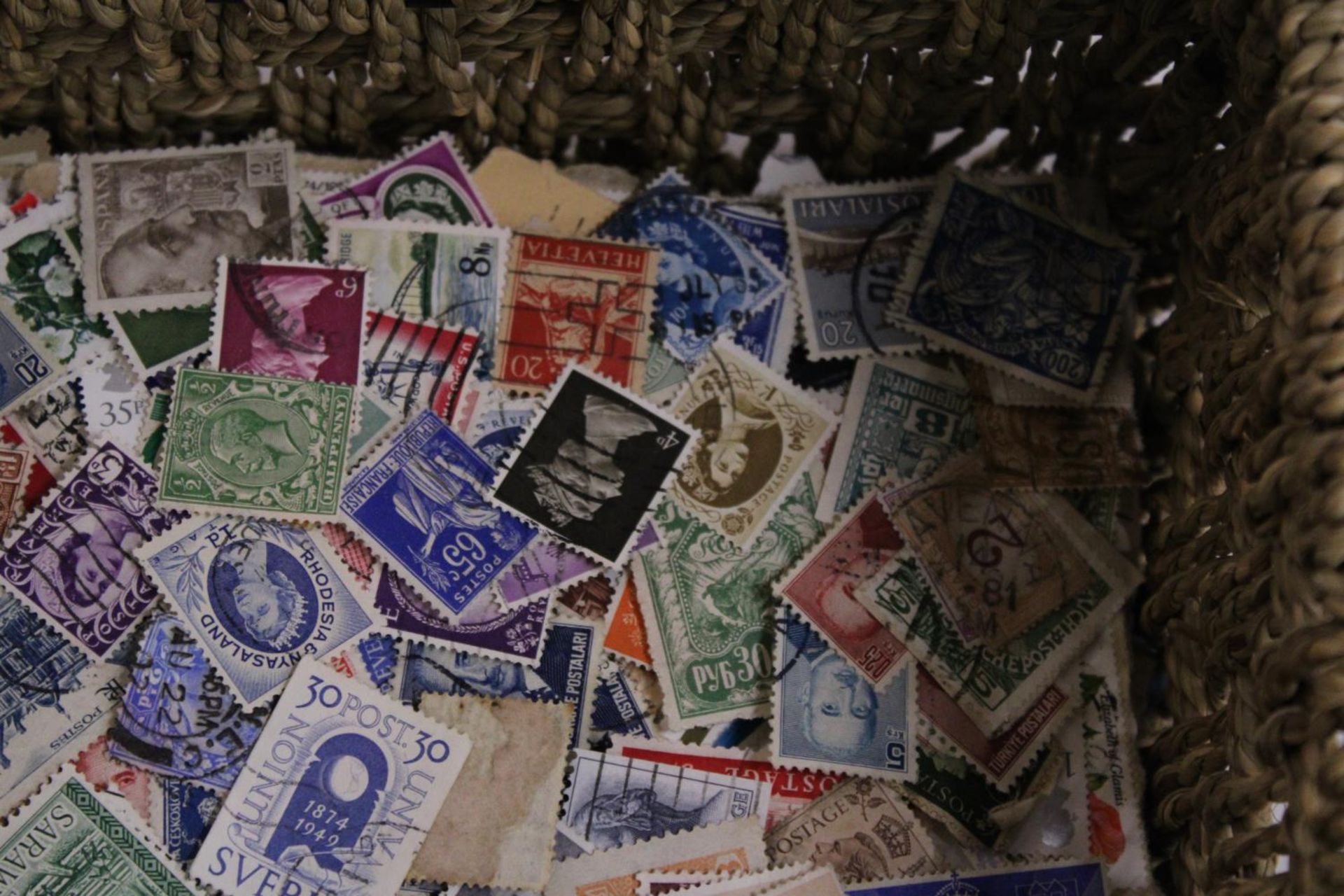 A LARGE COLLECTION OF ASSORTED BRITISH AND WORLD STAMPS - Bild 5 aus 6