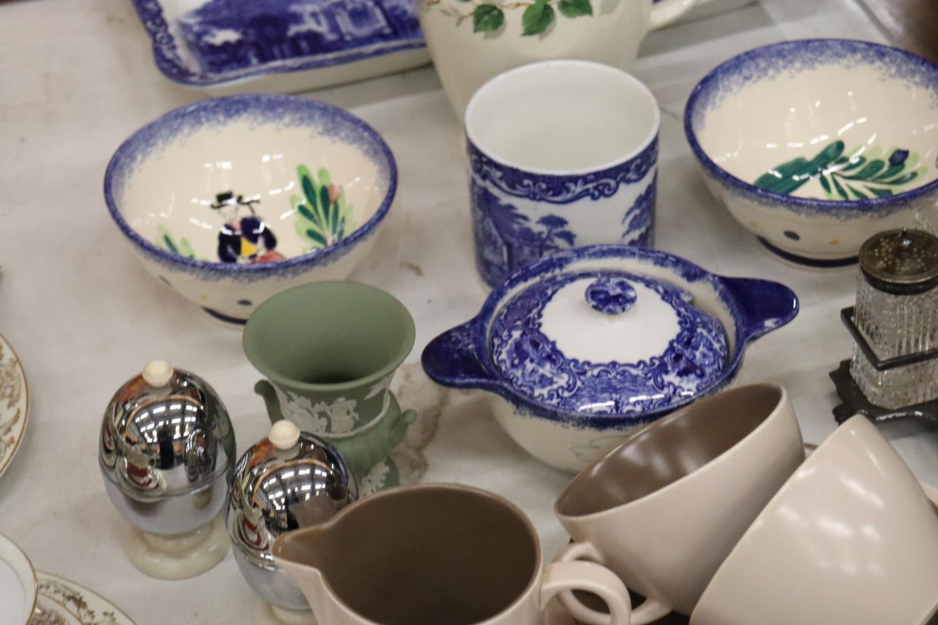 A QUANTITY OF CERAMICS TO INCLUDE ABBEY 'SHREEDED WHEAT DISHES', GRINDLEY VASE, POOLE POTTERY - Image 3 of 4