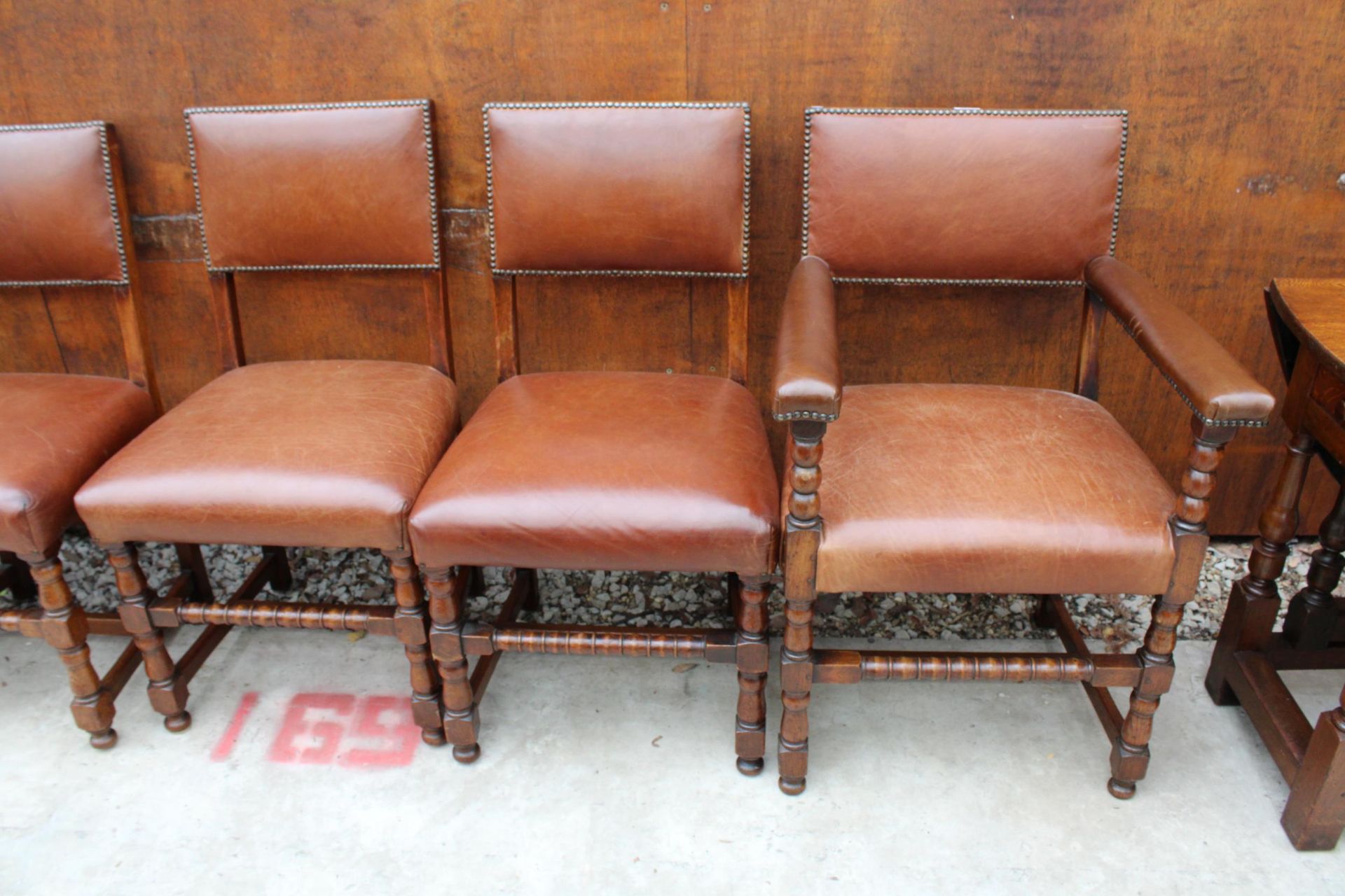 A SET OF SIX GEORGE III STYLE DINING CHAIRS WITH LEATHER SEATS AND BACKS ON TURNED LEGS AND BOBBIN - Image 4 of 4