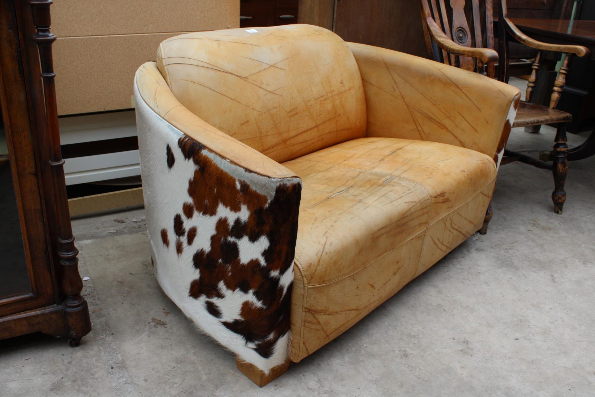 A MODERN INDIGO FURNITURE COW HIDE TWO SEATER SETTEE - Bild 2 aus 3