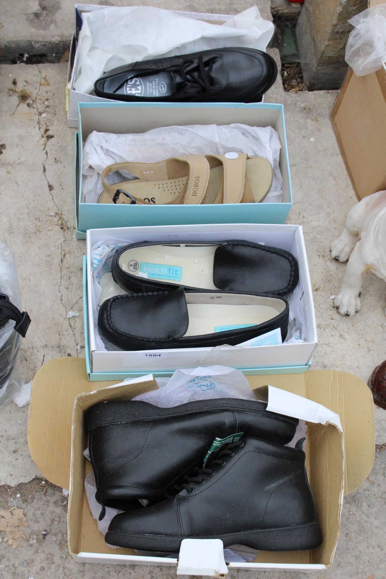 AN ASSORTMENT OF LADIES SHOES AND HANDBAGS ETC TO INCLUDE FOUR AS NEW PAIRS OF SHOES IN BOXES - Image 2 of 5