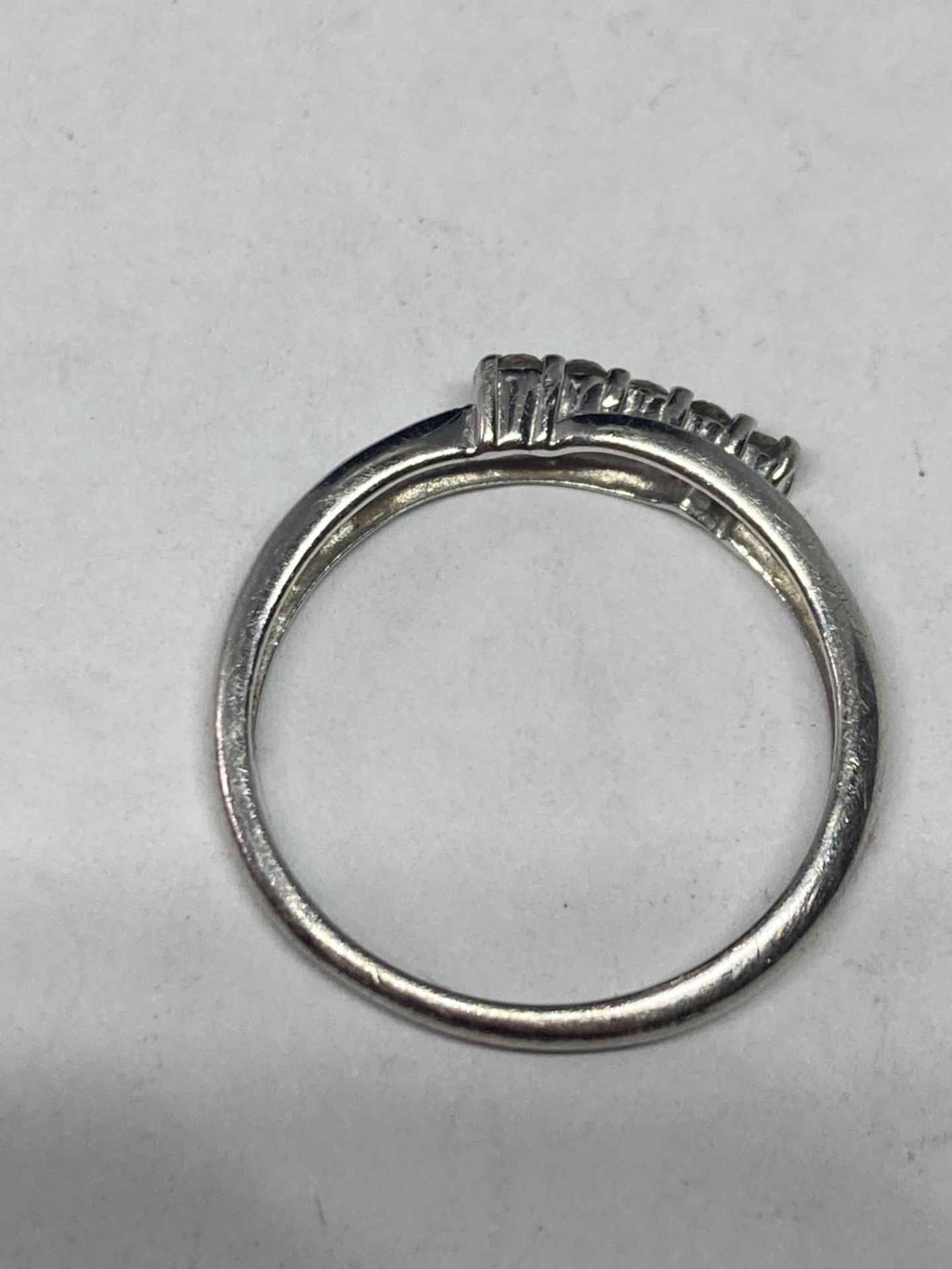 A 9 CARAT WHITE GOLD RING WITH FIVE IN LINE STONES SIZE N - Image 3 of 3