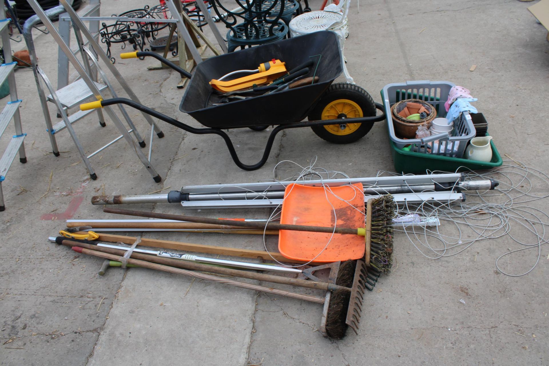 AN ASSORTMENT OF GARDEN TOOLS TO INCLUDE A WHEEL BARROW, A WASHING LINE AND BRUSHES ETC - Image 5 of 5