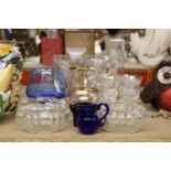 A QUANTITY OF GLASSWARE TO INCLUDE DRINKING GLASSES, BOWLS, JUGS, ETC.,