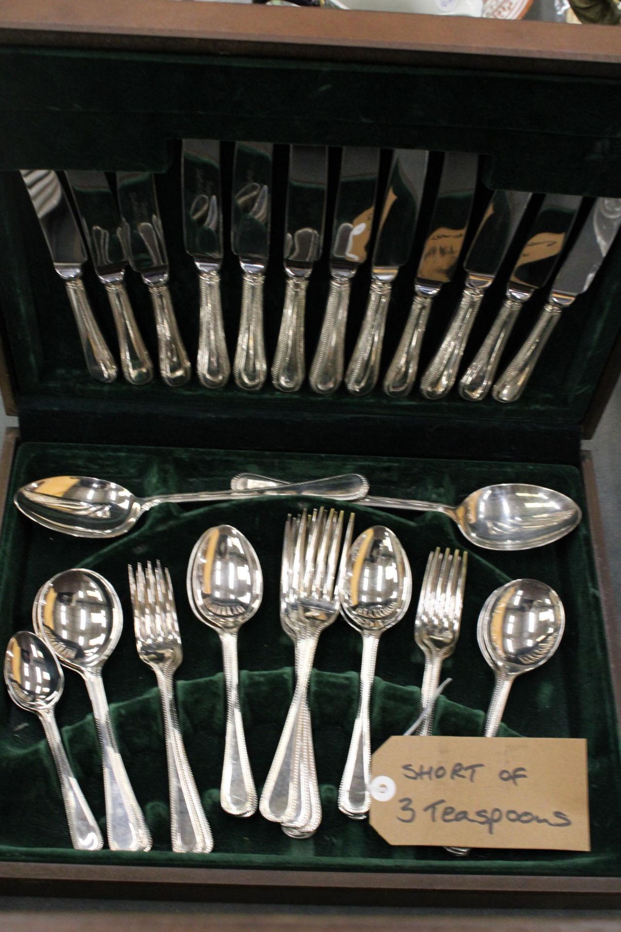 TWO CASED CANTEENS OF CUTLERY, ONE IS COMPLETE, THE OTHER HAS THREE TEASPOONS MISSING - Bild 3 aus 8