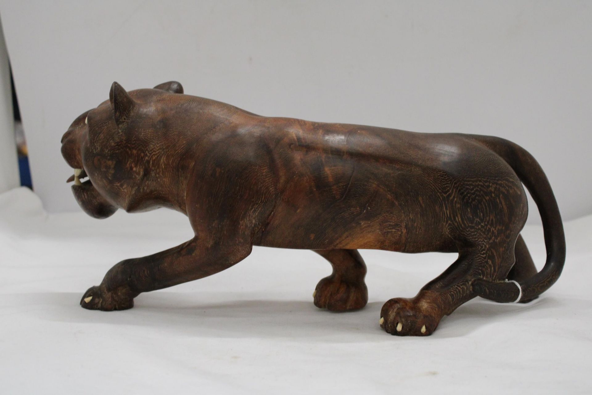 A CARVED HARD WOOD FIGURE OF A BIG CAT, HEIGHT 16CM, LENGTH 36CM - Image 4 of 5