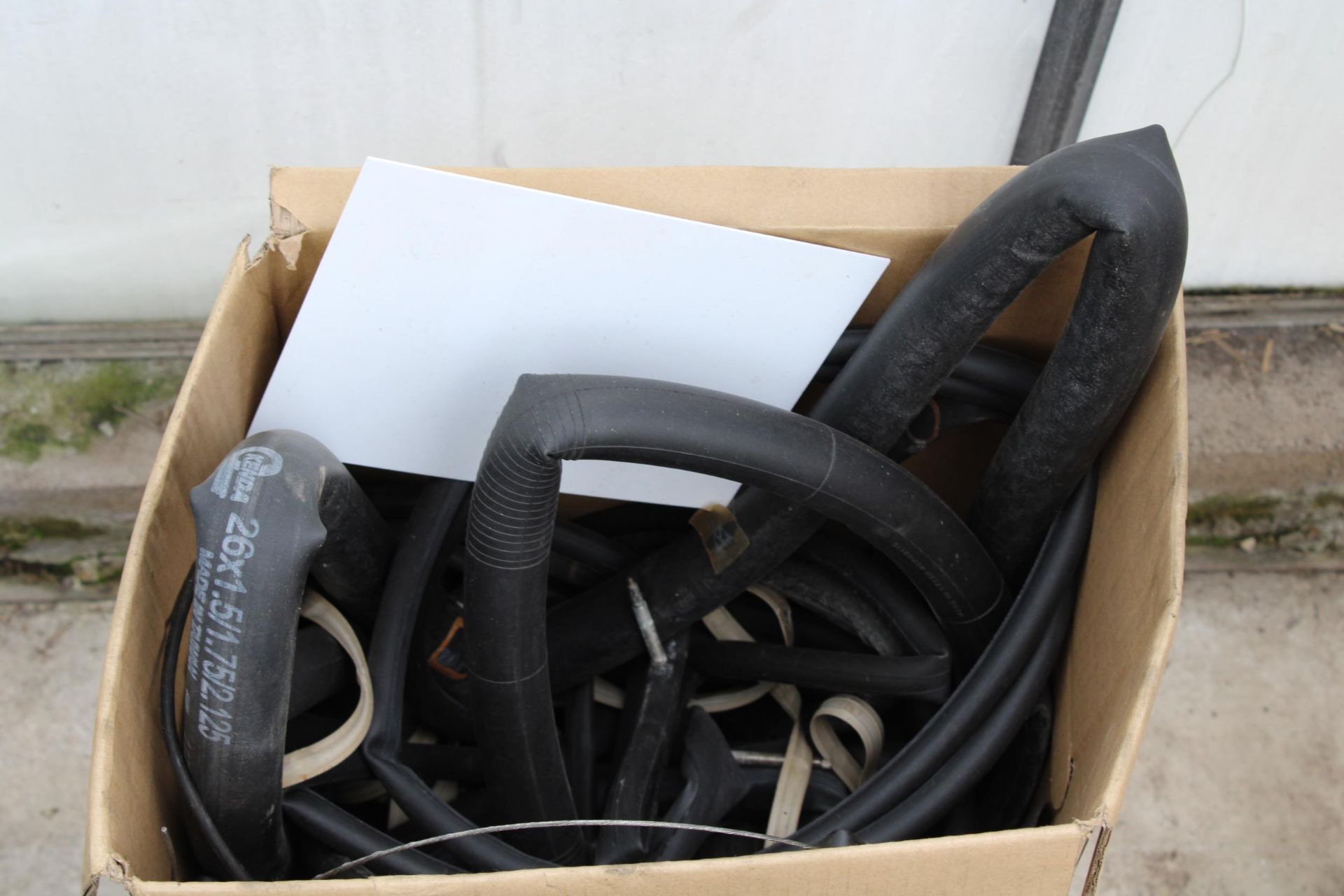 AN ASSORTMENT OF VARIOUS BIKE SPARES TO INCLUDE GEARS AND INNER TUBES ETC - Image 3 of 3