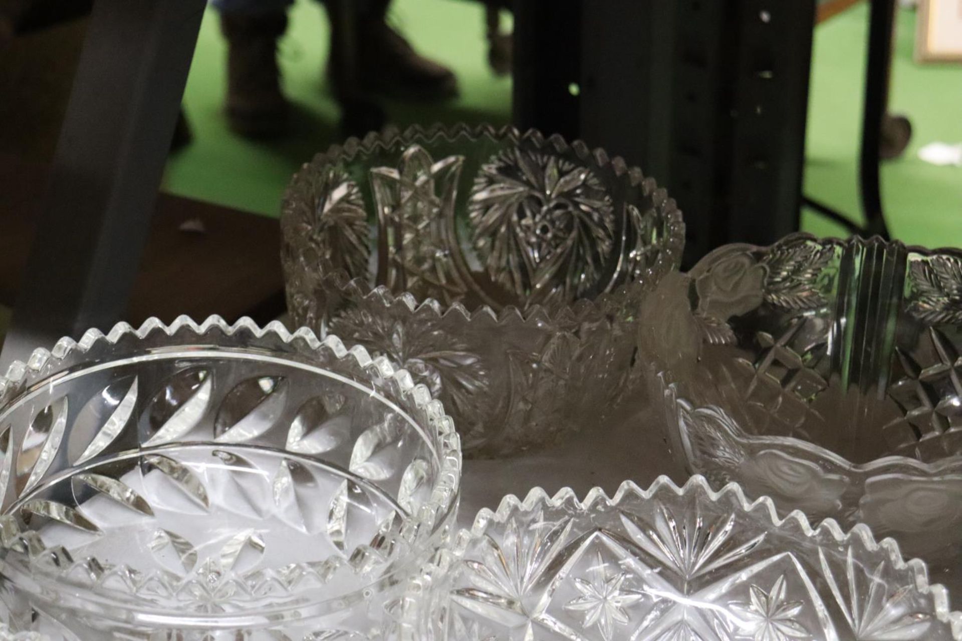 A QUANTITY OF GLASS FOOTED CAKE STANDS AND BOWLS - Image 2 of 5
