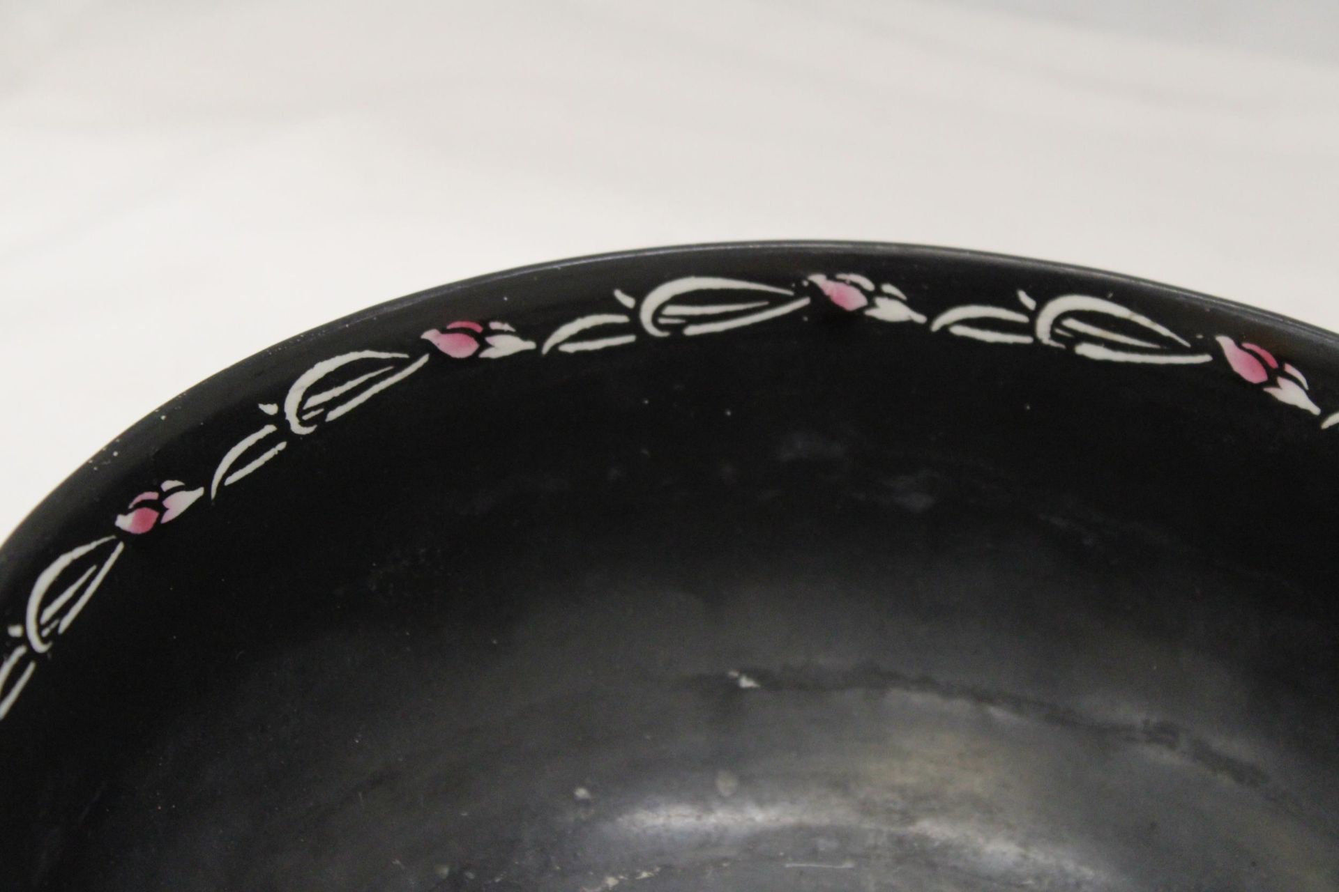 A VINTAGE SHELLEY BOWL, BLACK WITH FLORAL PATTERN, DIAMETER 24CM, SOME PAINTED RUBBED OFF FROM THE - Image 3 of 5