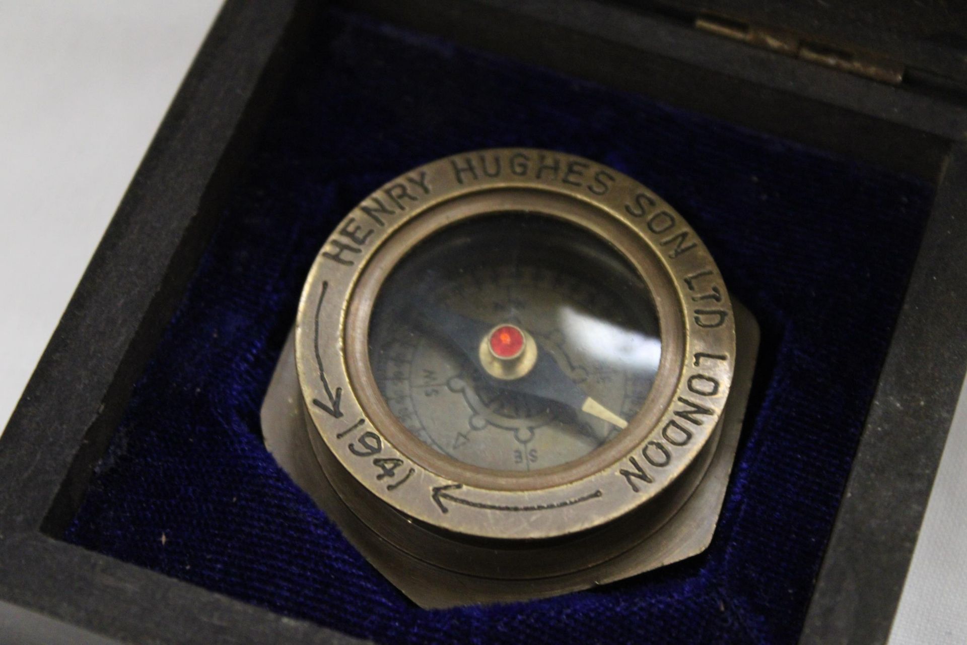 A BOXED BRASS SUNDIAL COMPASS - Image 2 of 5