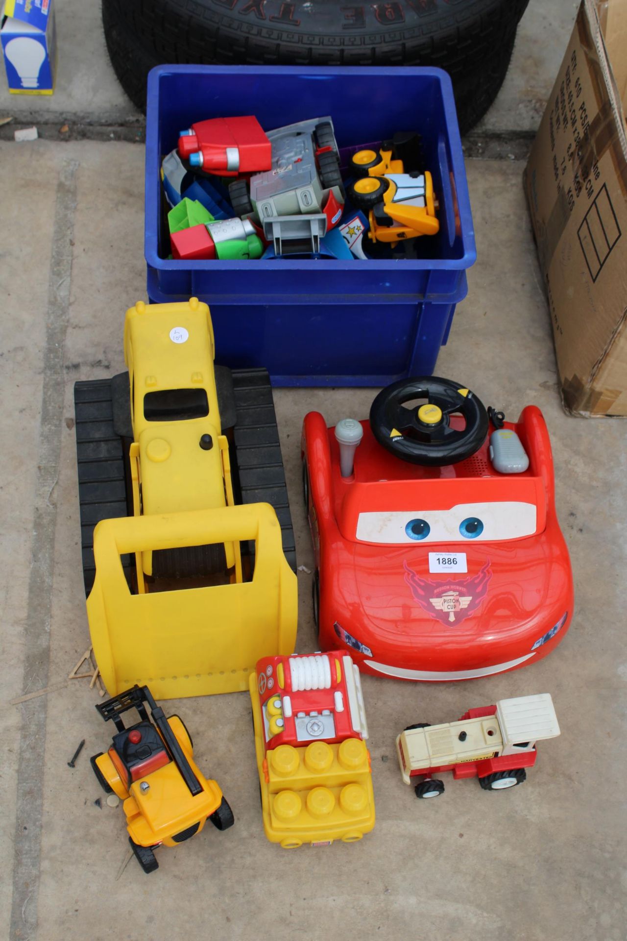 AN ASSORTMENT OF CHILDRENS TOYS TO INCLUDE VARIOUS VEHICLES
