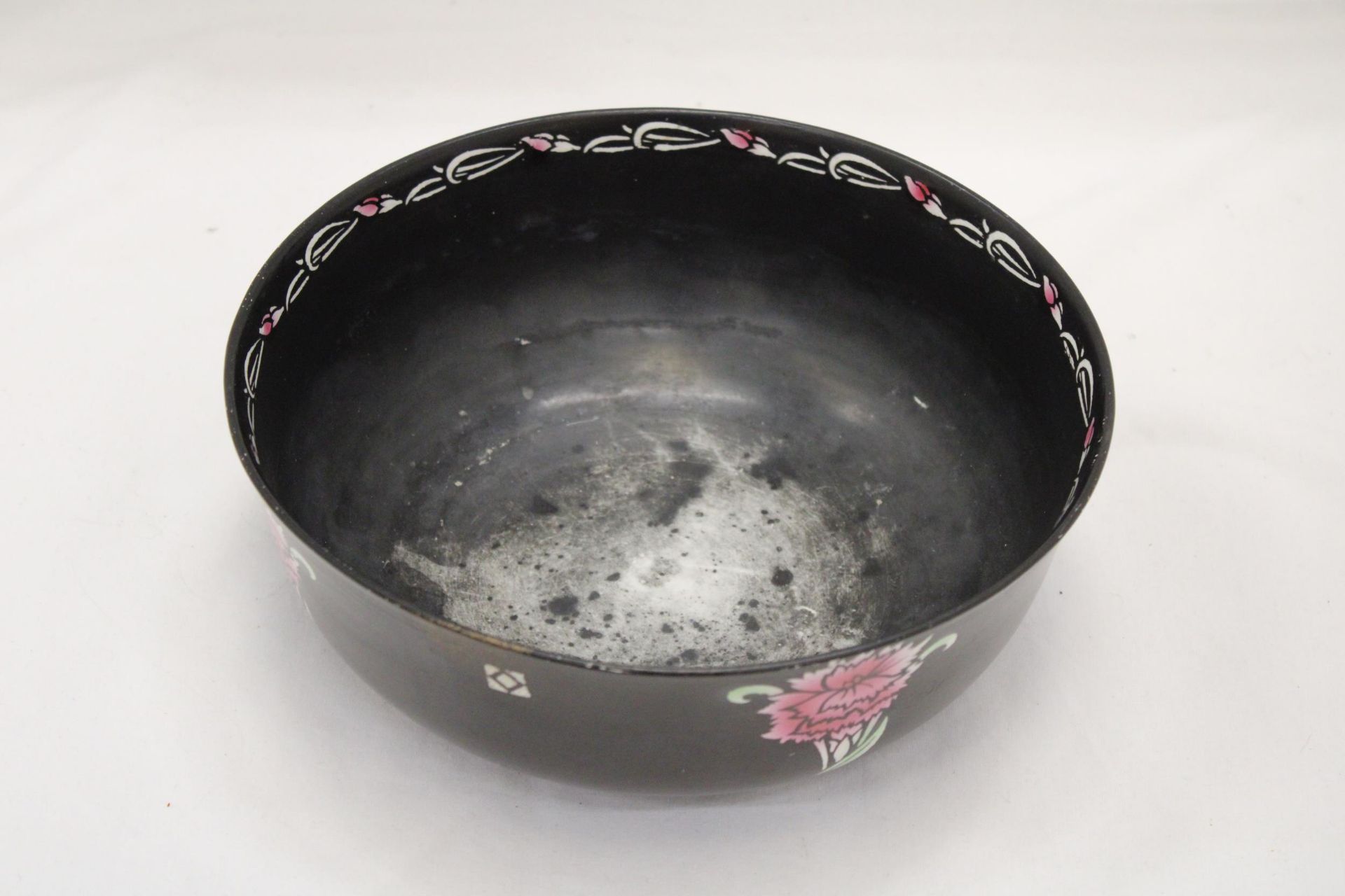 A VINTAGE SHELLEY BOWL, BLACK WITH FLORAL PATTERN, DIAMETER 24CM, SOME PAINTED RUBBED OFF FROM THE