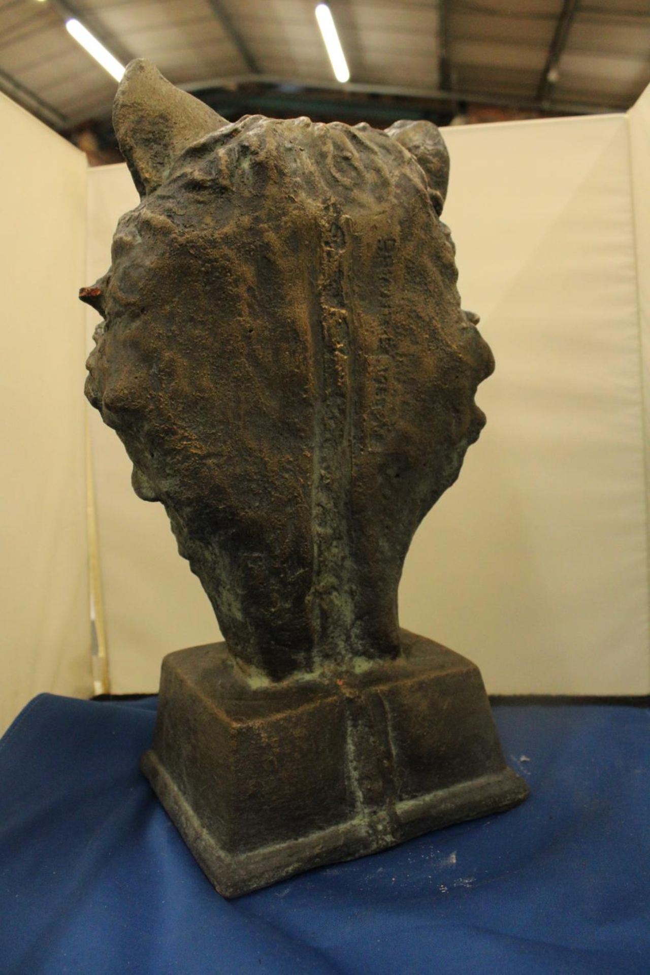 A LARGE BRONZED BUST OF A WOLF SIGNED TO THE BACK - Image 3 of 5