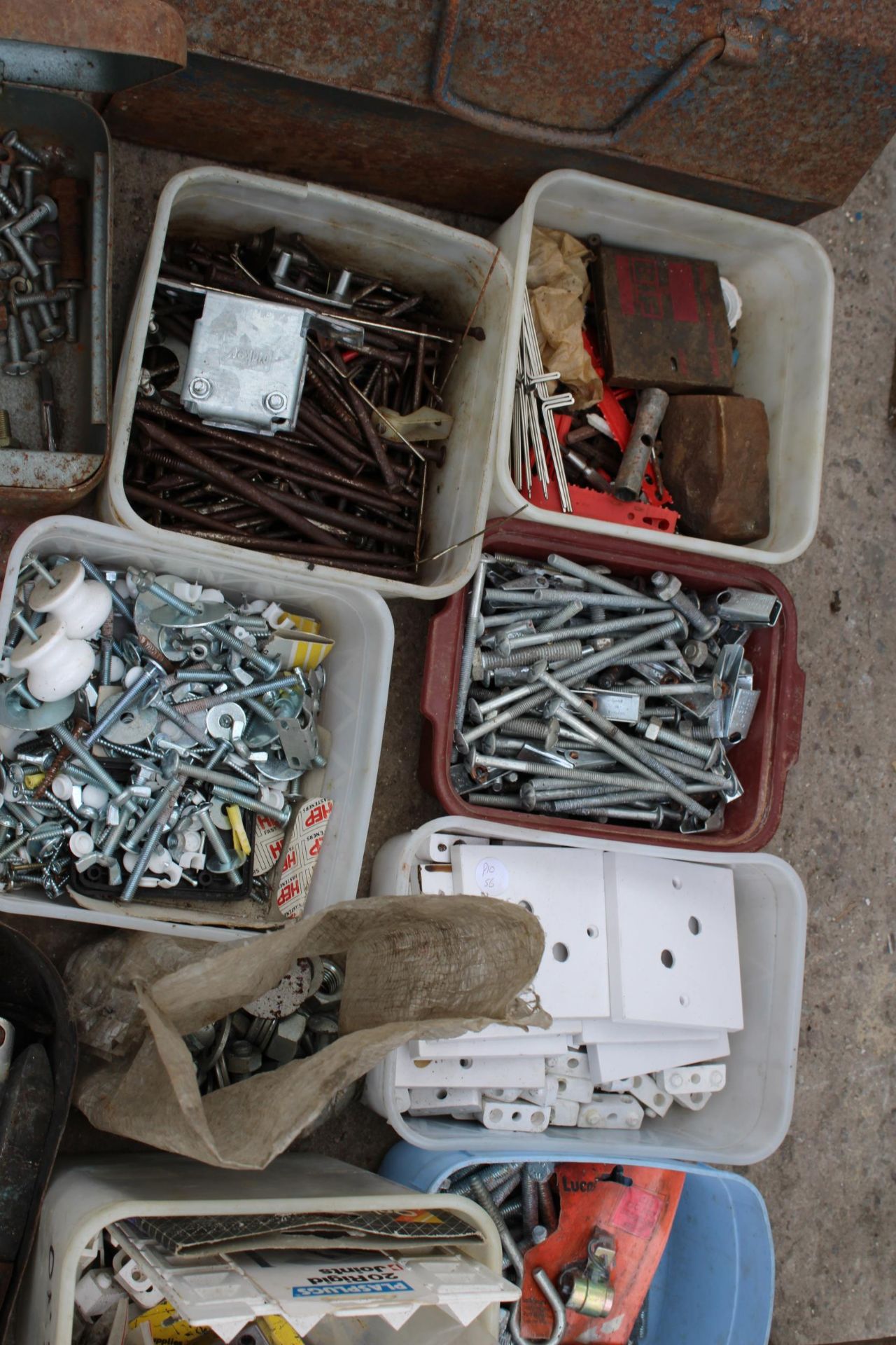 AN ASSORTMENT OF TOOLS AND HARDWARE TO INCLUDE SOCKETS, SPANNERS AND NUTS AND BOLTS ETC - Image 3 of 4