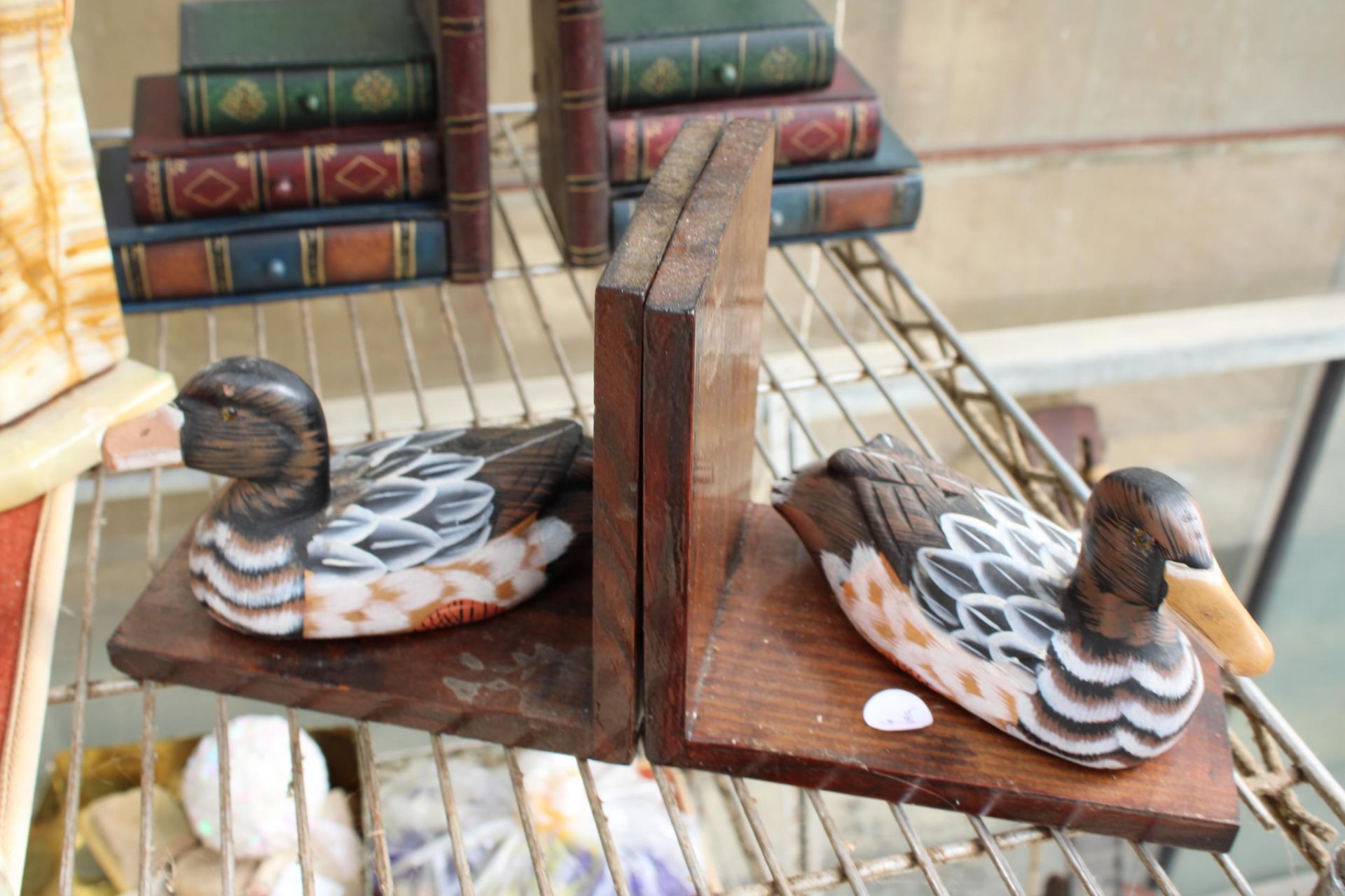 THREE PAIRS OF BOOK ENDS TO INCLUDE A PAIR OF MARBLE HORSES HEADS AND A PAIR OF DUCKS ETC - Image 3 of 4