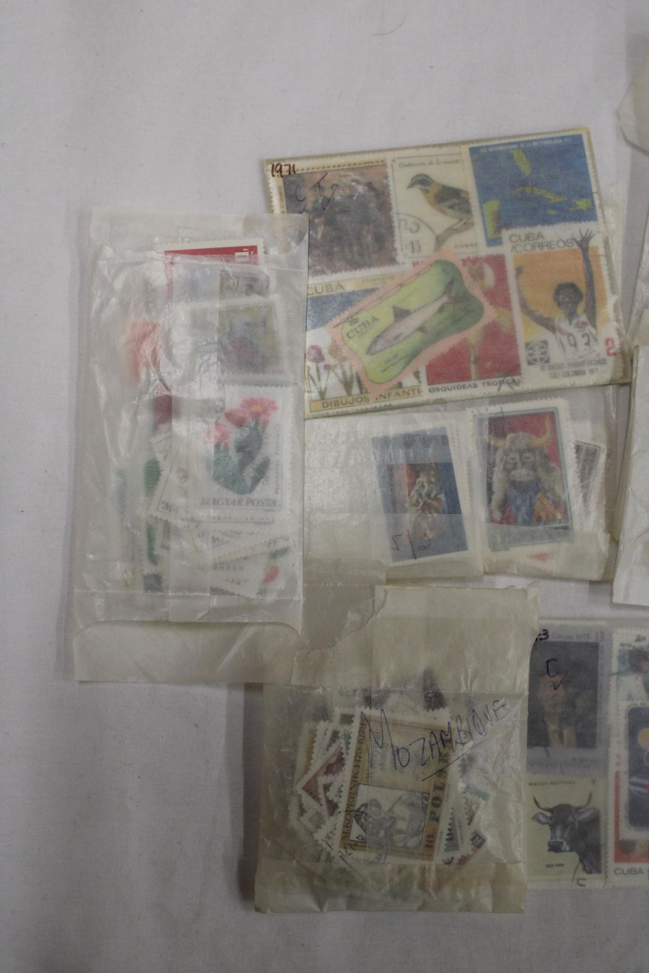 A QUANTITY OF STAMPS IN PACKETS FROM AROUND THE WOR4LD - Image 5 of 5