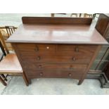 AN EARLY TWENTIETH CENTURY MAHOGANY CHEST OF TWO SHORT AND THREE LONG DRAWERS WITH EBONISED KNOBS,