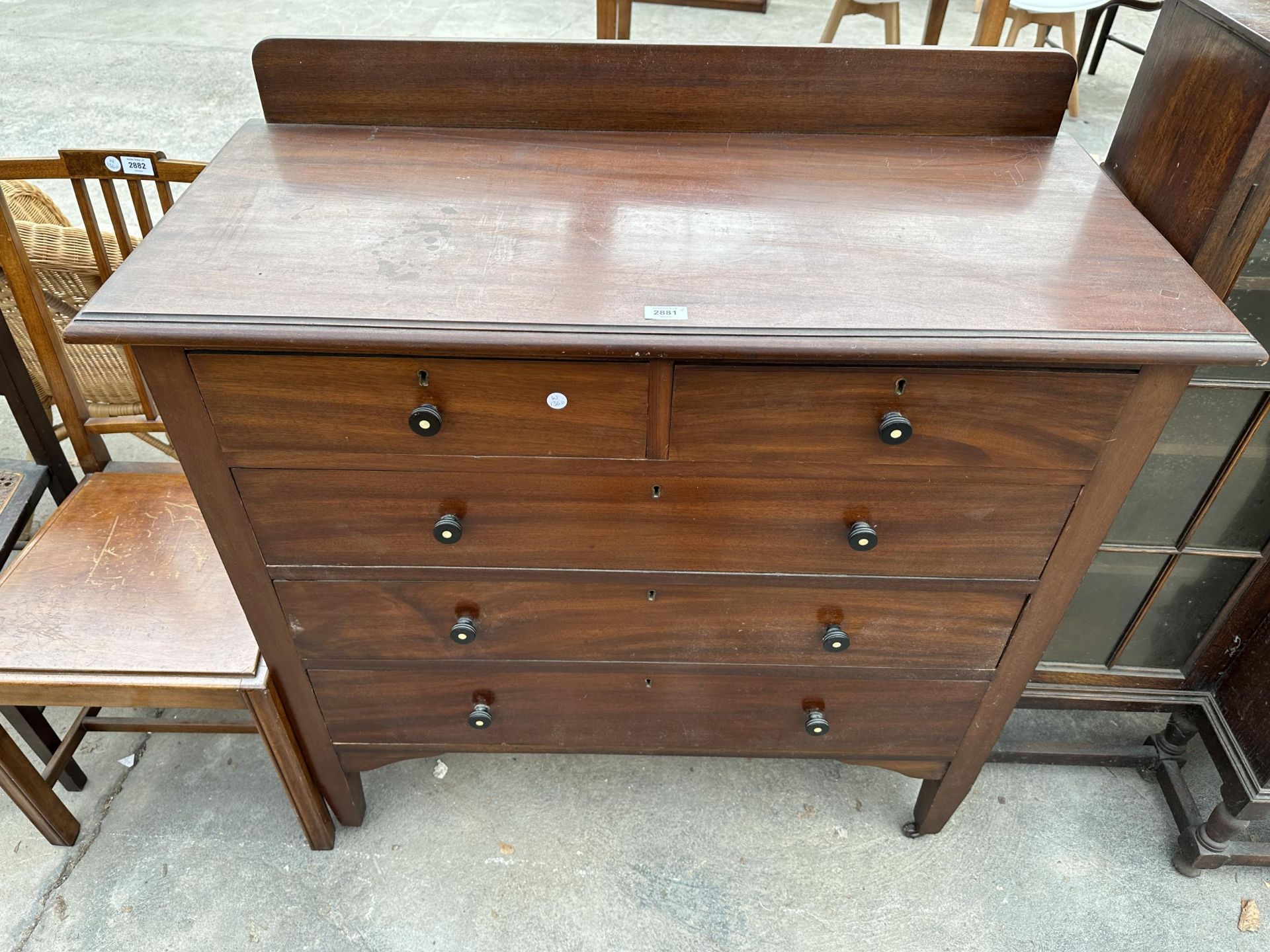 AN EARLY TWENTIETH CENTURY MAHOGANY CHEST OF TWO SHORT AND THREE LONG DRAWERS WITH EBONISED KNOBS,