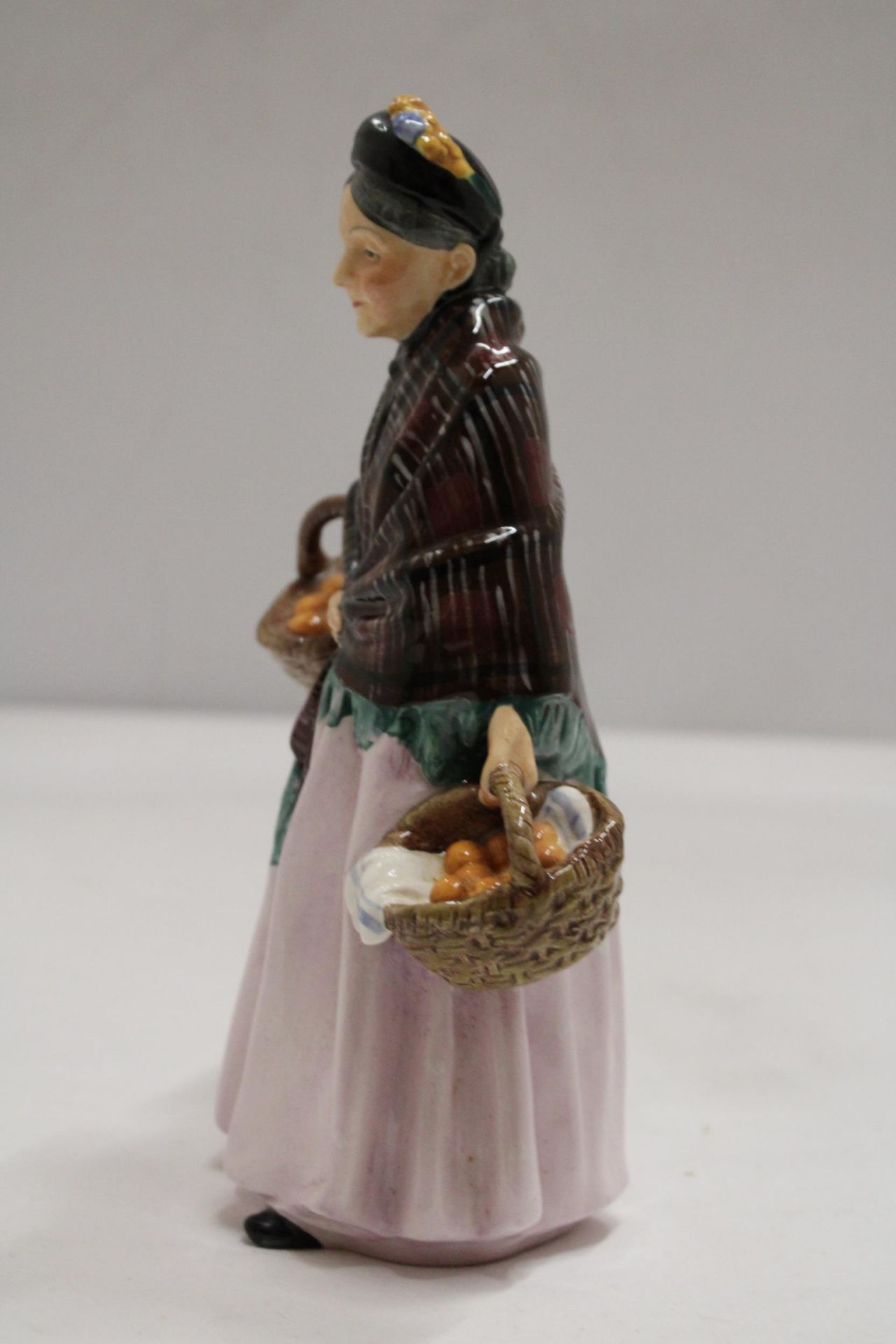 A ROYAL DOULTON FIGURE "THE ORANGE LADY" HN 1759 - Image 5 of 6