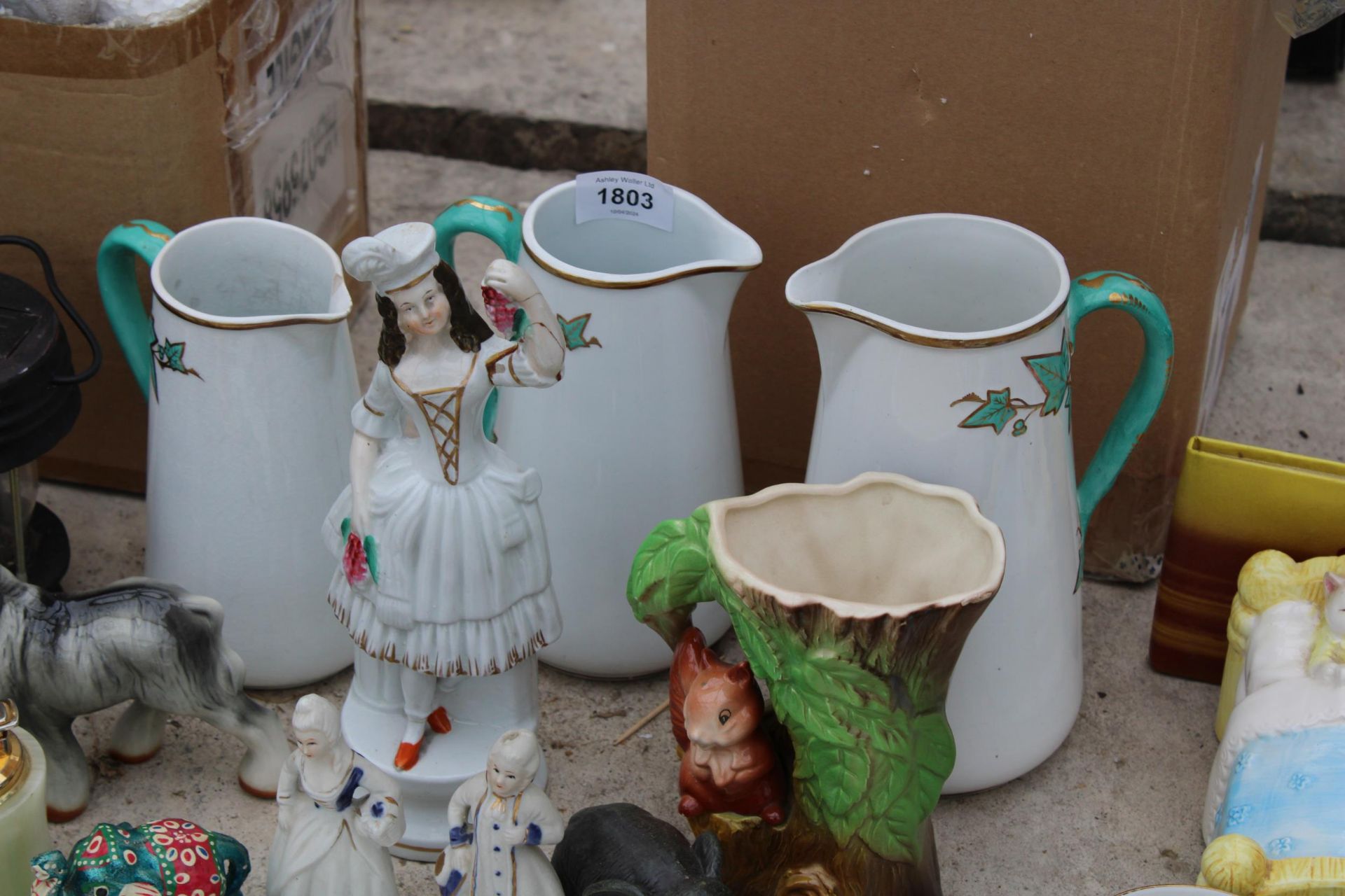 AN ASSORTMENT OF ITEMS TO INCLUDE CERAMIC JUGS, TRINKETS AND A BAROMETER ETC - Image 5 of 7