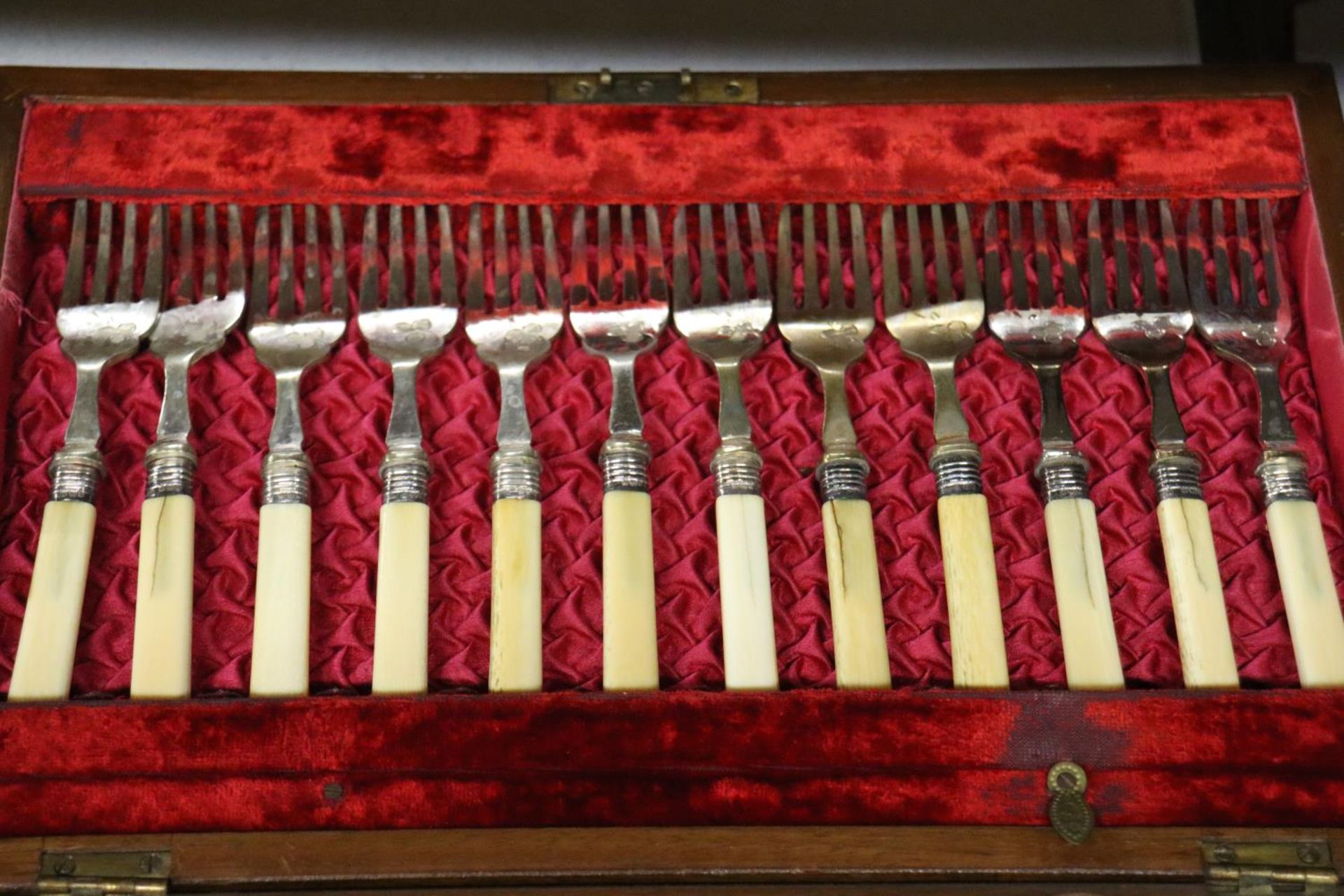 A MAHOGANY CASED SET OF FISH KNIVES AND FORKS - Bild 3 aus 5