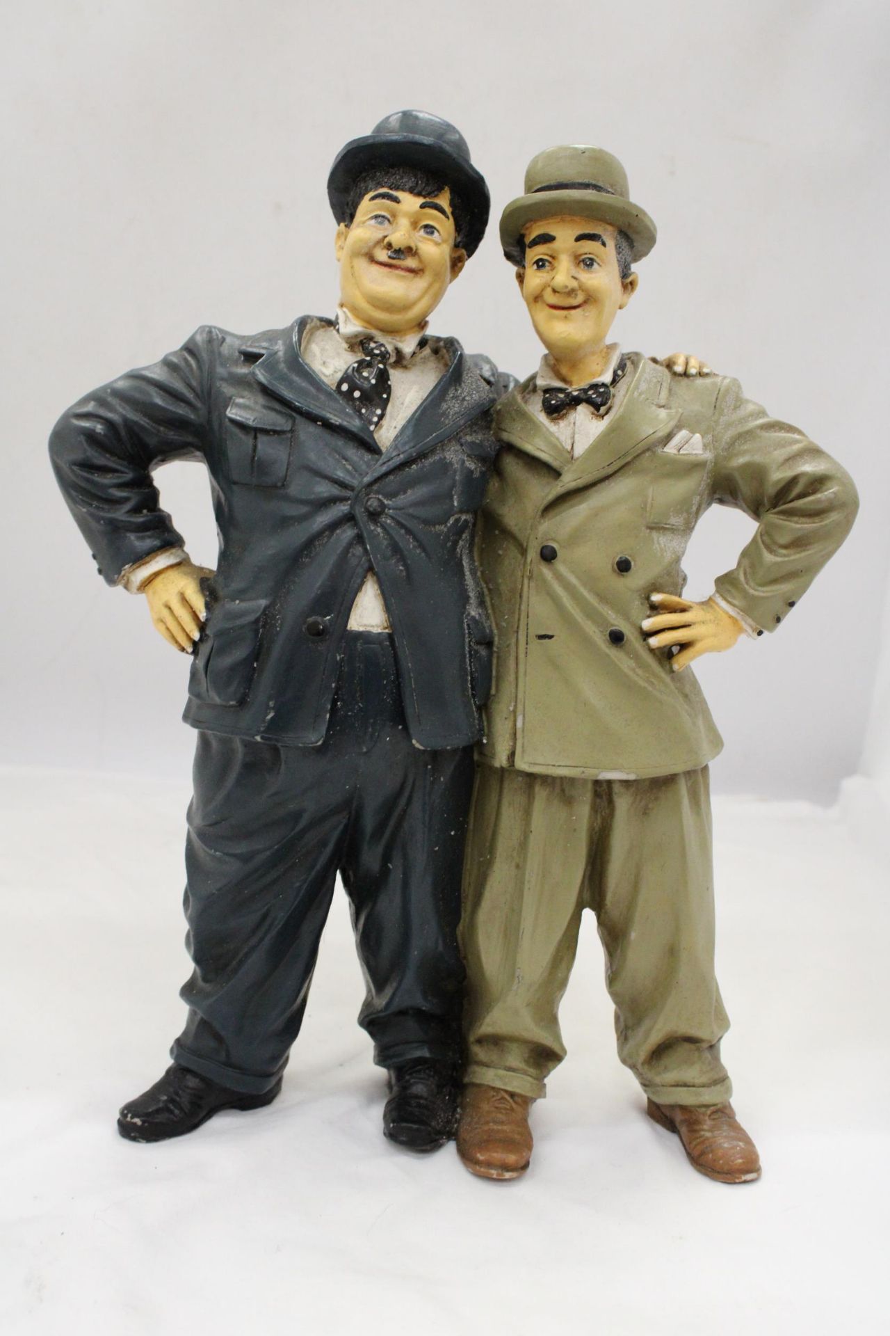 A LARGE FIGURE GROUP OF LAUREL AND HARDY, HEIGHT 37CM - Bild 2 aus 6