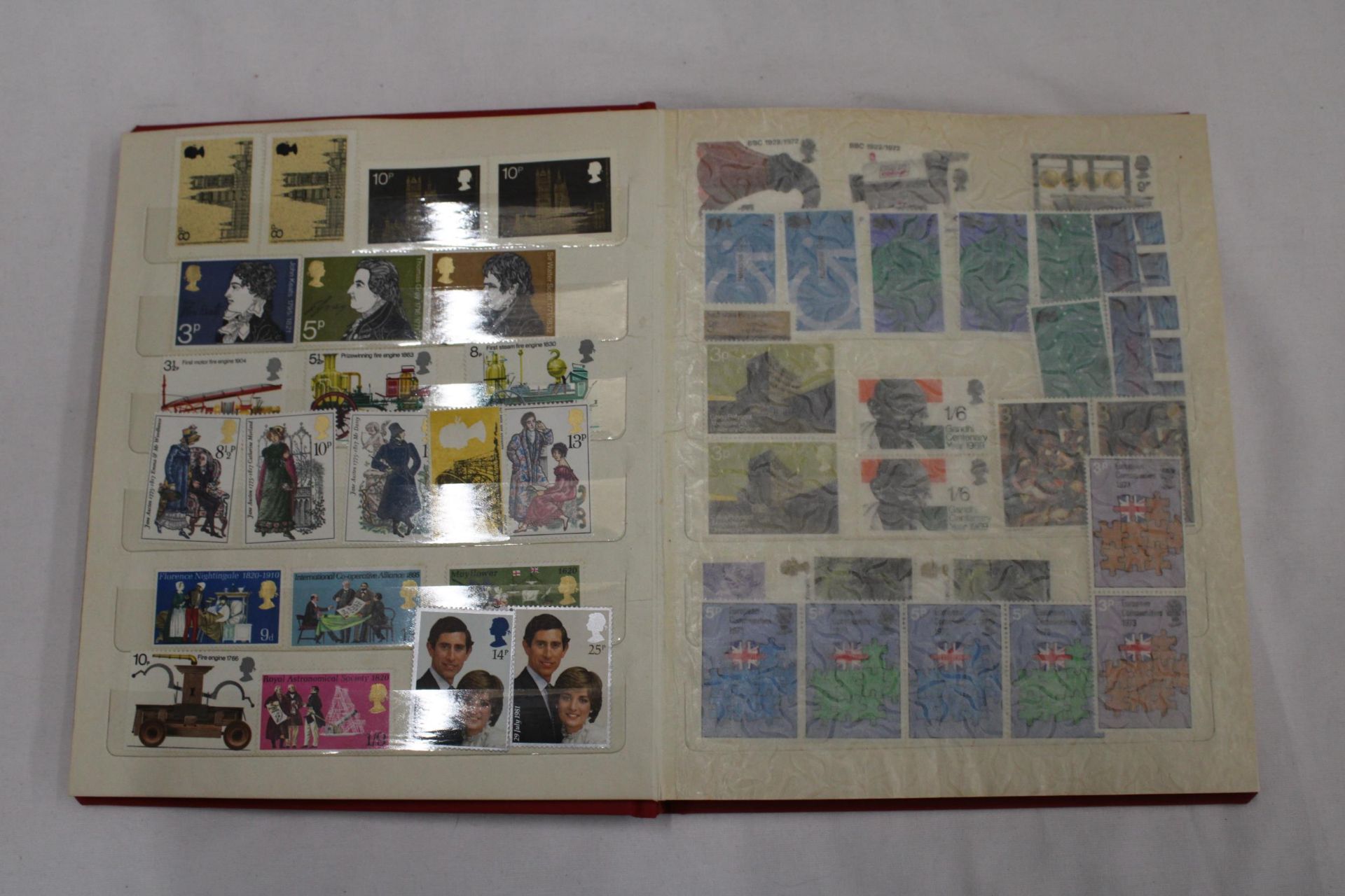 A STAMP ALBUM CONTAINING A VARIETY OF STAMPS TO INCLUDE SHIPS, AIRCRAFT, CHRISTMAS, EUROPEAN - Bild 2 aus 5