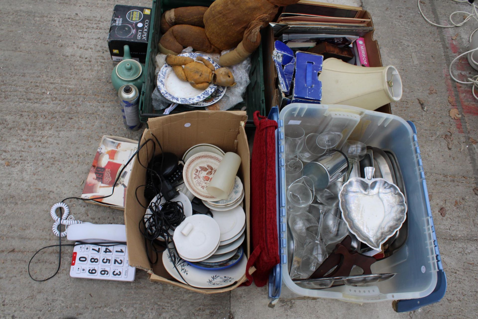 A LARGE ASSORTMENT OF HOUSEHOLD ITEMS TO INCLUDE CERAMICS AND GLASS WARE ETC - Image 2 of 3