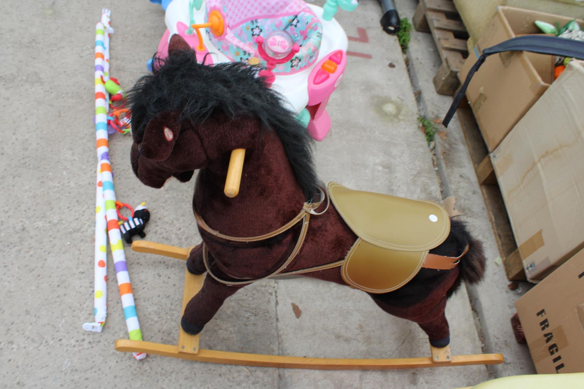 AN ASSORTMENT OF CHILDRENS ITEMS TO INCLUDE A ROCKING HORSE, A BOUNCER AND A SEAT ETC - Image 3 of 4