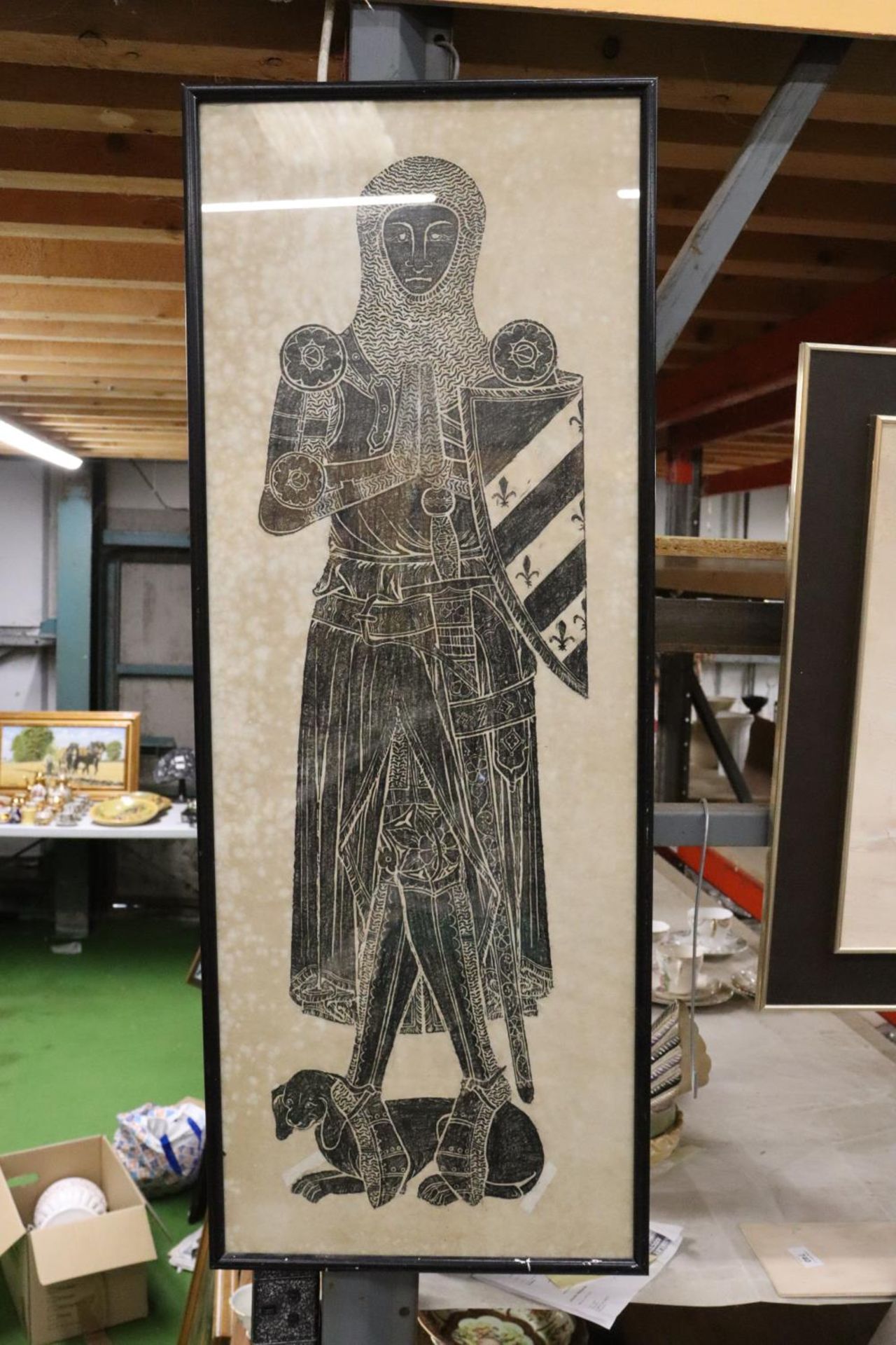 A BRASS RUBBING PRINT OF A MEDIEVAL KNIGHT BELIEVED TO DEPICT SIR WILLIAM FITZRALPH 1323,