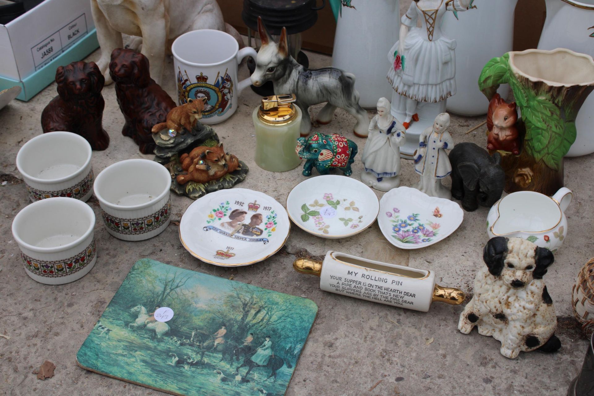 AN ASSORTMENT OF ITEMS TO INCLUDE CERAMIC JUGS, TRINKETS AND A BAROMETER ETC - Image 3 of 7