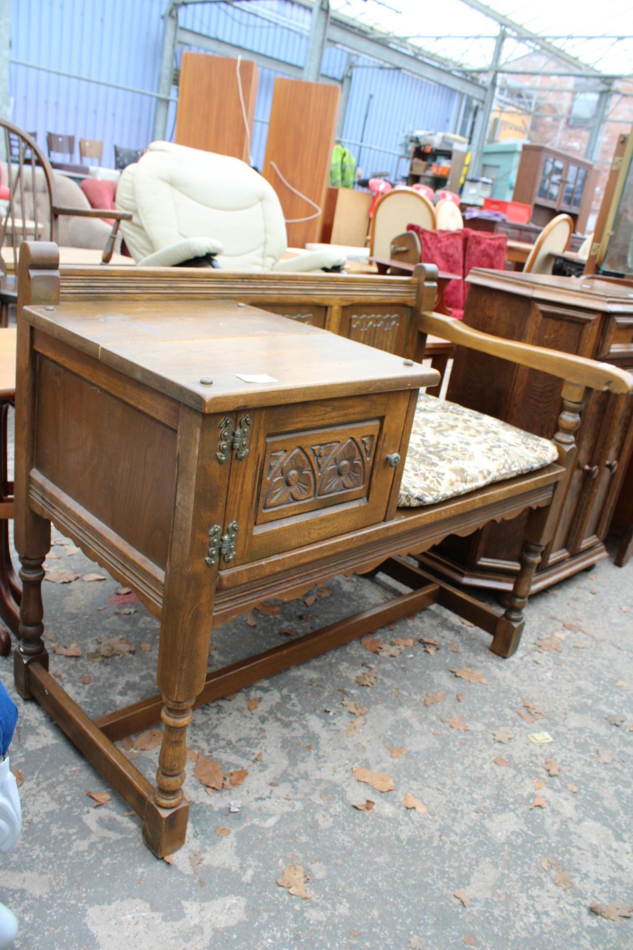 AN OAK OLD CHARM STYLE TELEPHONE TABLE/SEAT WITH LINEN FOLD BACK ON TURNED LEGS - Image 2 of 2