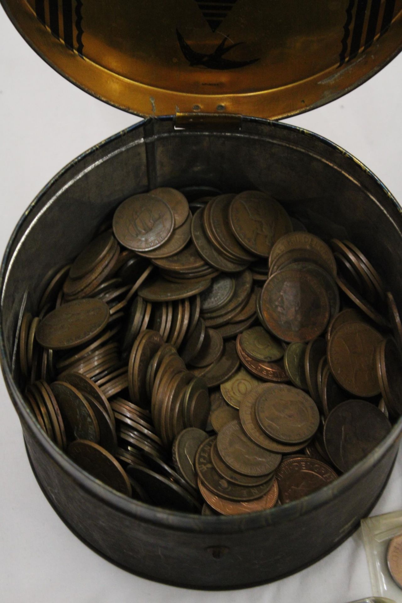 A LARGE TIN OF BRITISH COINS - Image 2 of 4