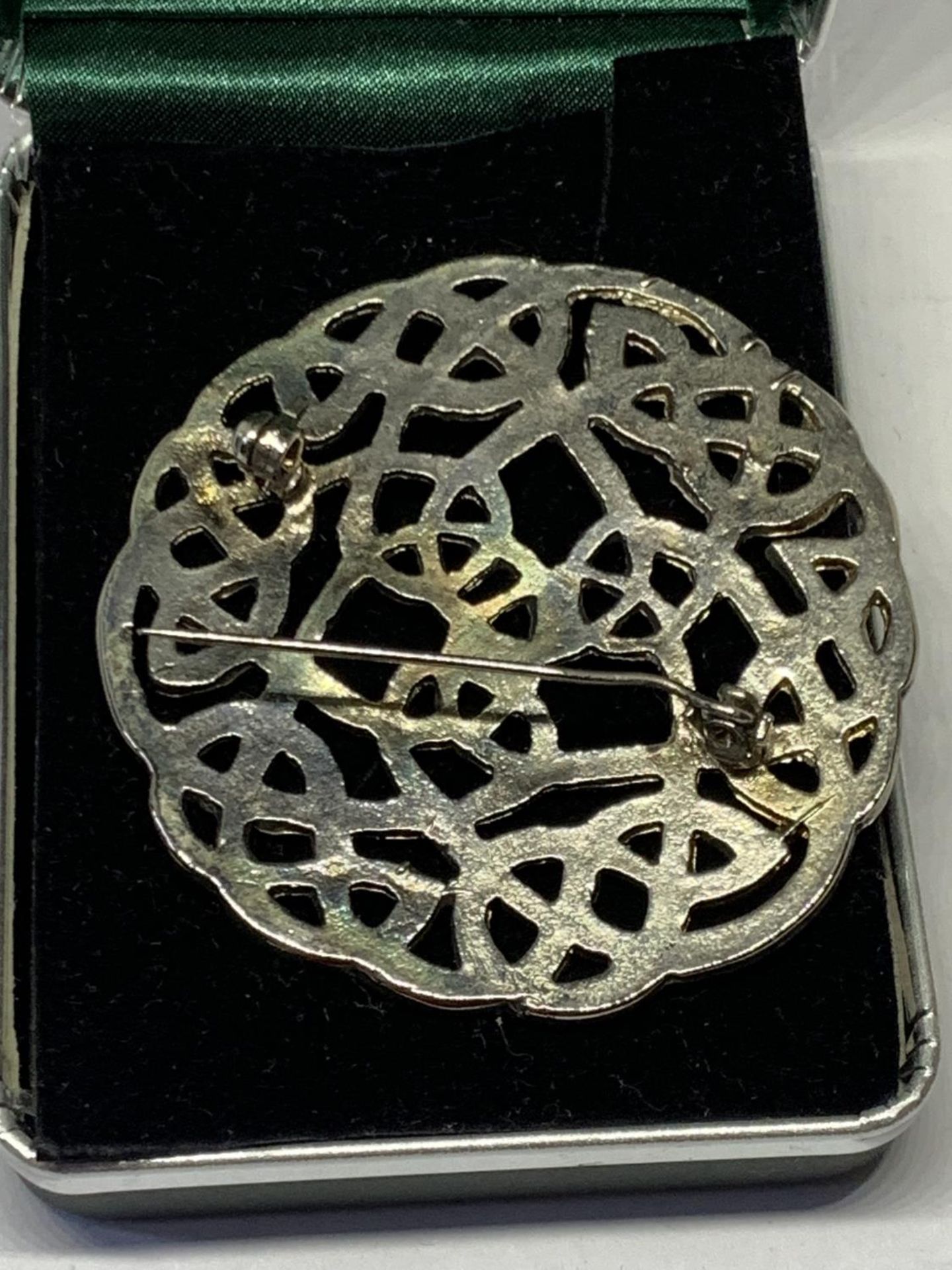 AN IRISH CELTIC BROOCH IN A PRESENTATION BOX - Image 3 of 3