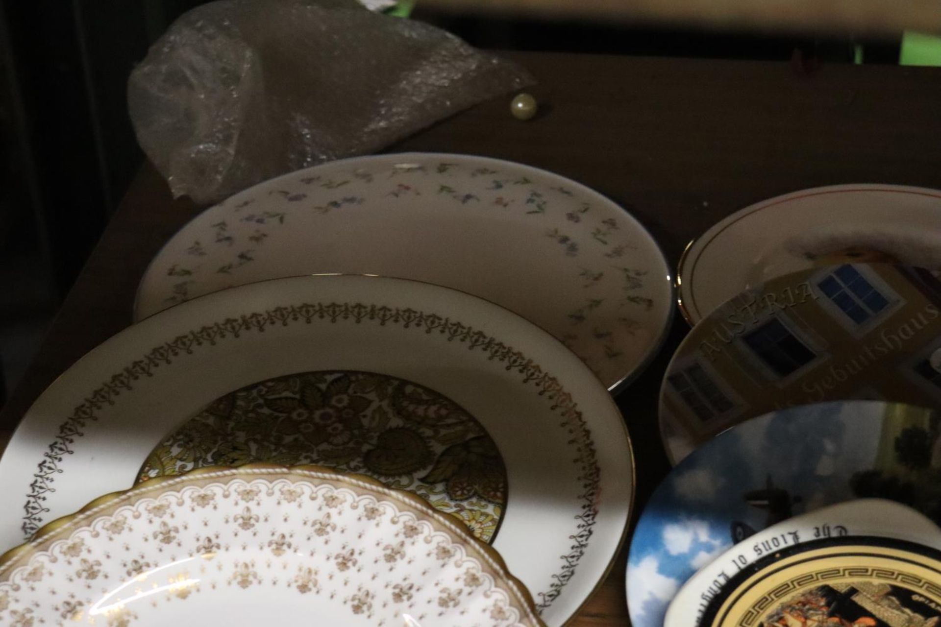 A COLLECTION OF PLATES TO INCLUDE CABINET PLATES AND TWO PIECES OF WEDGWOOD 'ETHEREAL' - Bild 3 aus 4