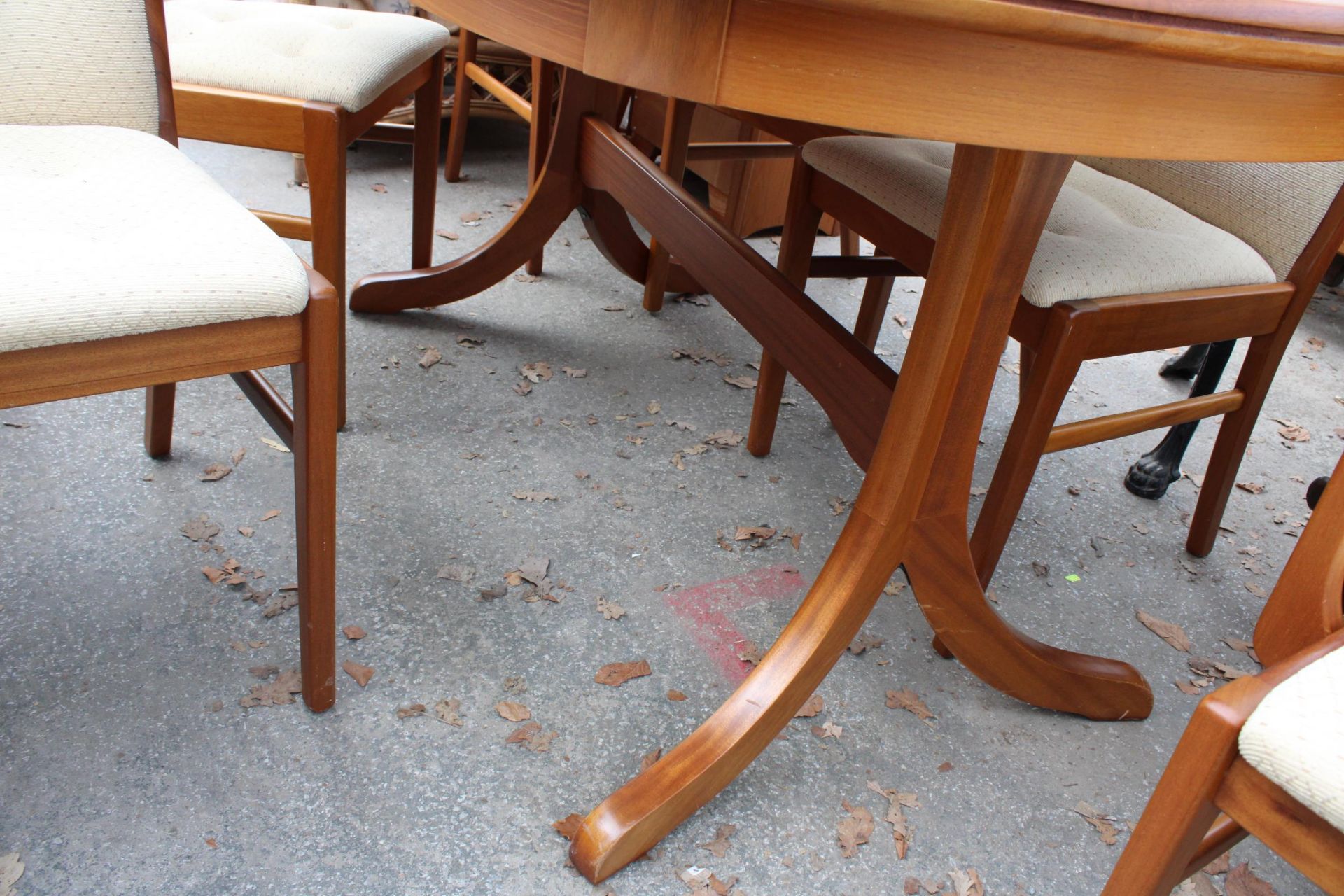 A RETRO TEAK SUTCLIFFE FURNITURE EXTENDING DINING TABLE, 56" X 40" (LEAF 21") AND SIX CHAIRS, TWO - Bild 5 aus 7