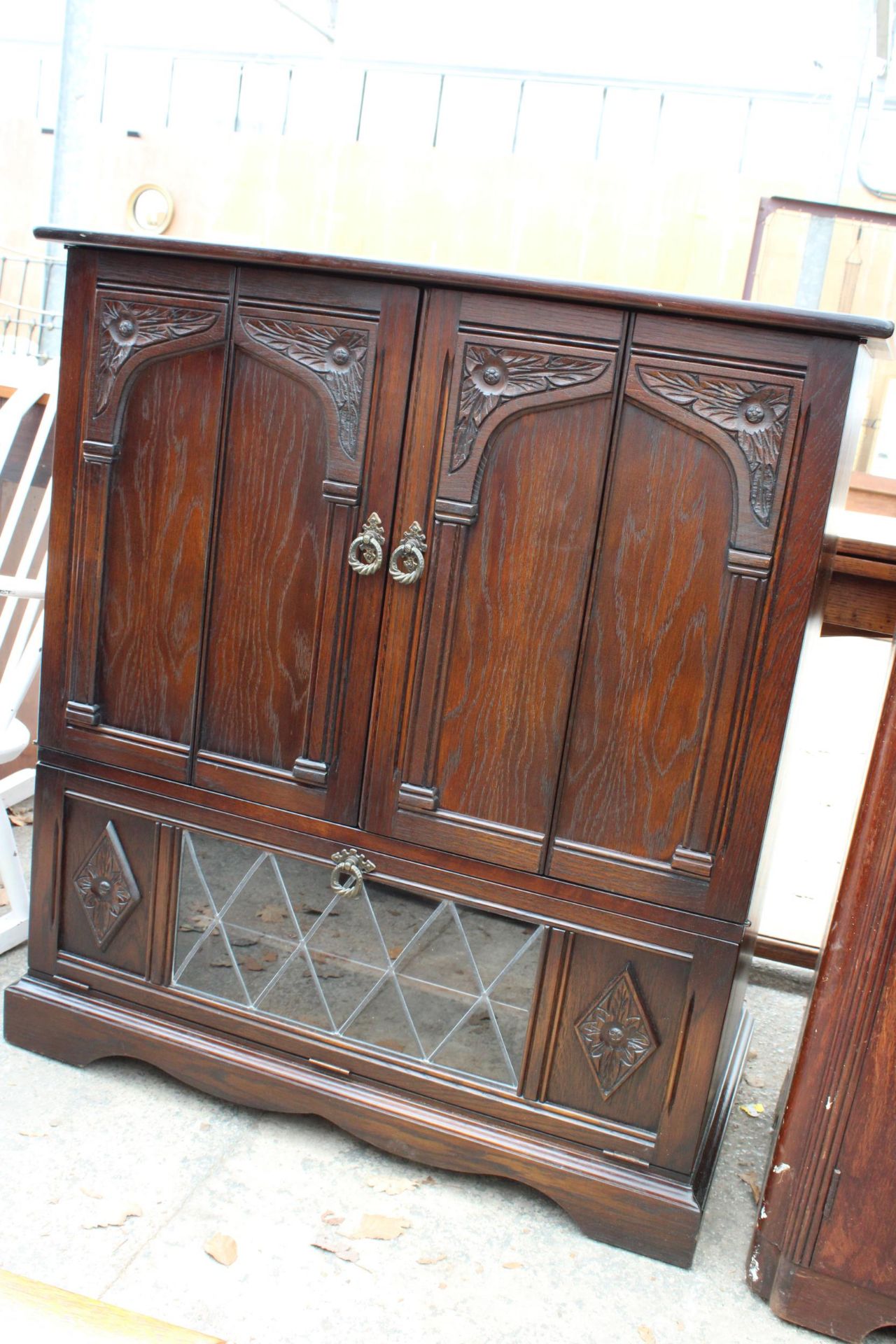 AN OAK ANTIQUE STYLE CABINET - Bild 2 aus 3