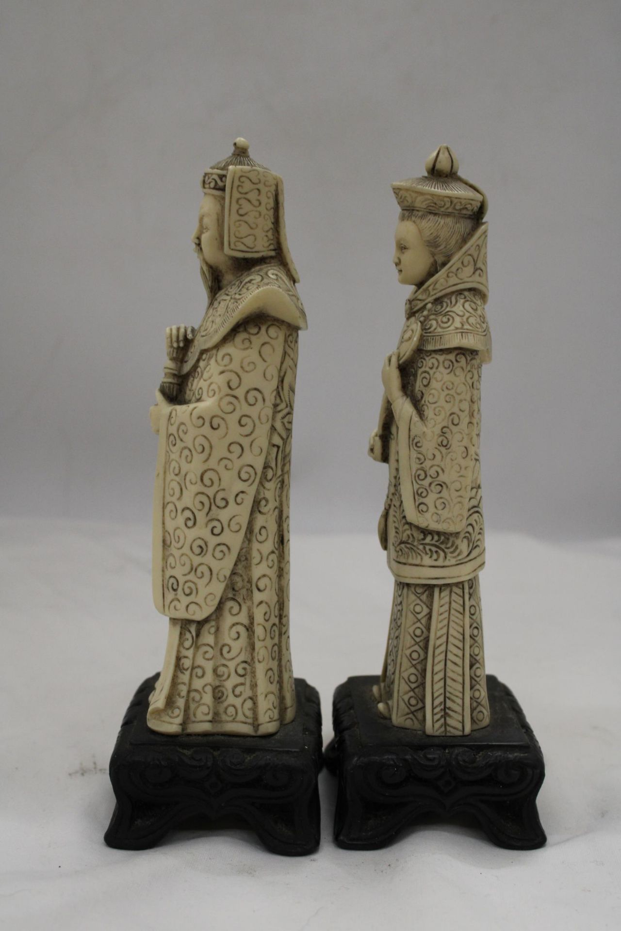 TWO ASIAN FIGURES ON BASES, WITH MARKINGS TO THE BASE, HEIGHT 22CM - Bild 3 aus 6