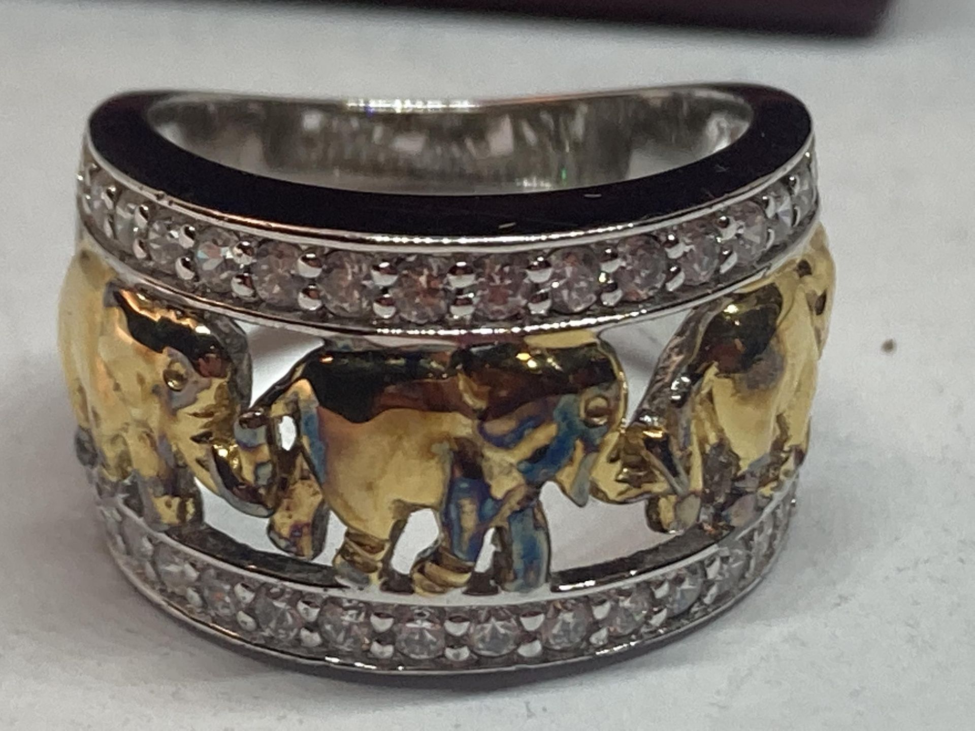 A GOLD ON SILVER ELEPHANT RING IN A PRESENTATION BOX - Image 2 of 4