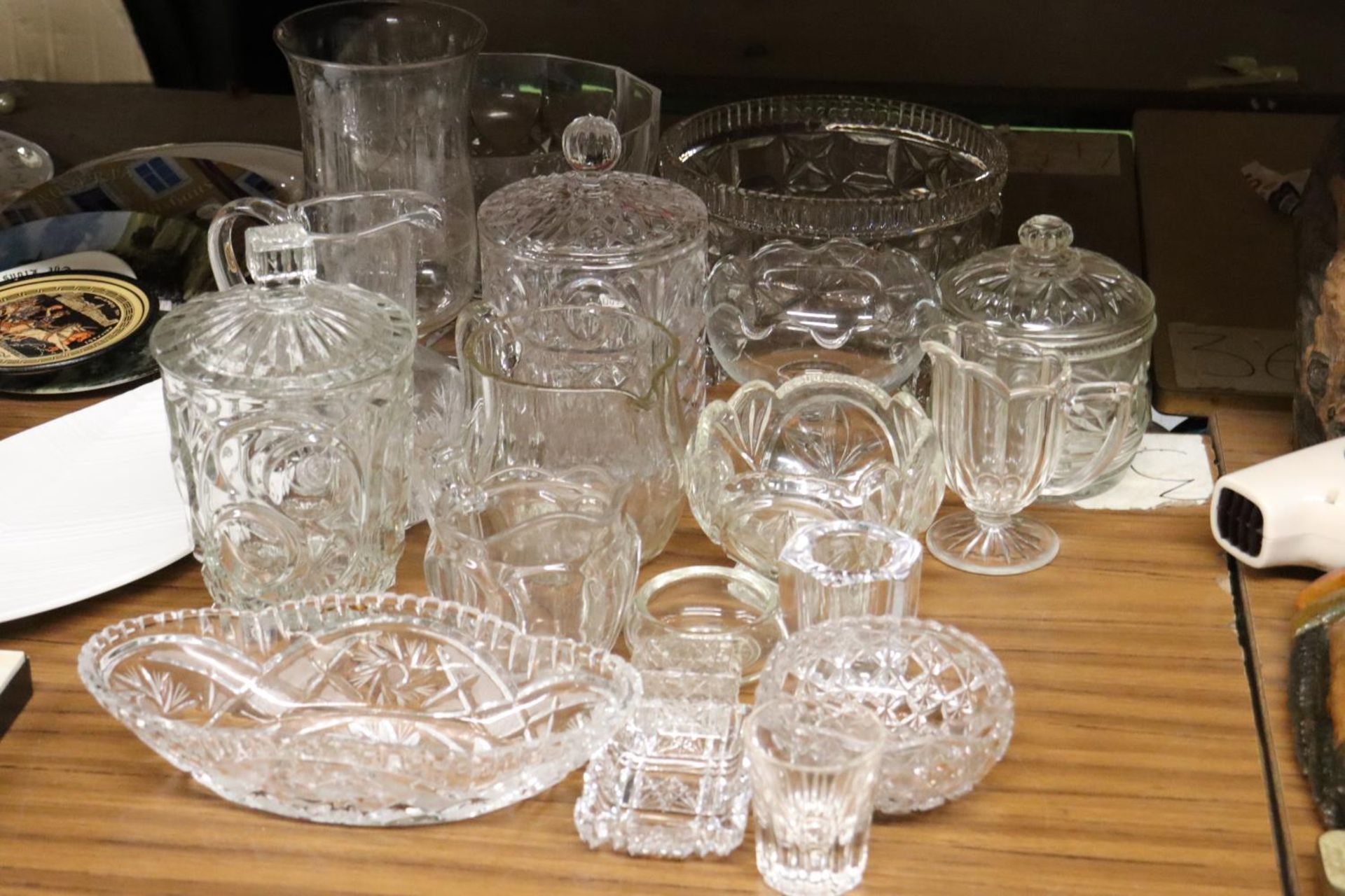 A LARGE QUANTITY OF GLASSWARE TO INCLUDE BOWLS, JUGS, LIDDED CONTAINERS, ETC
