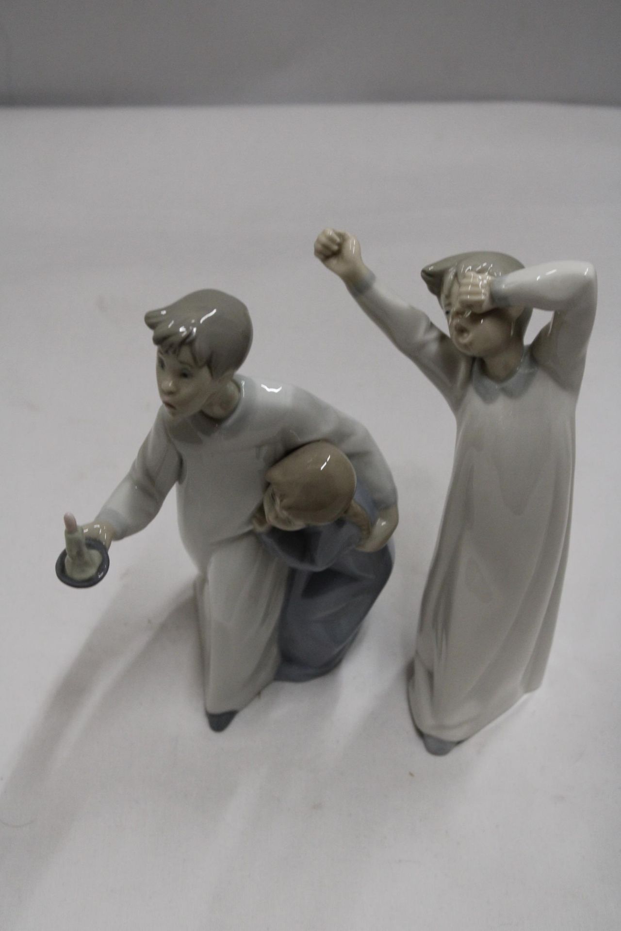 TWO LLADRO FIGURES IN NIGHTGOWNS