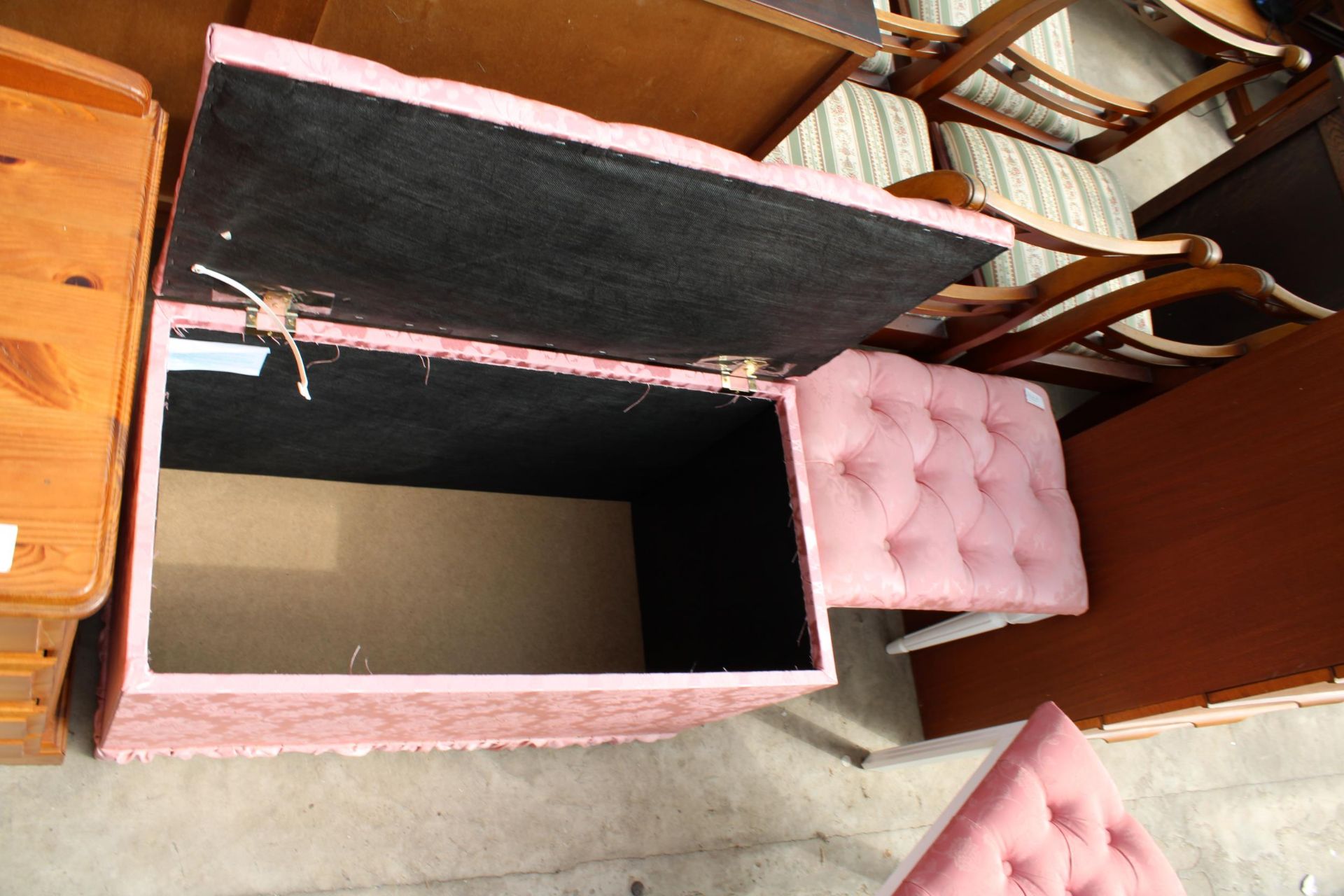 A MODERN PINK OTTOMAN AND TWO PINK STOOLS - Image 2 of 3