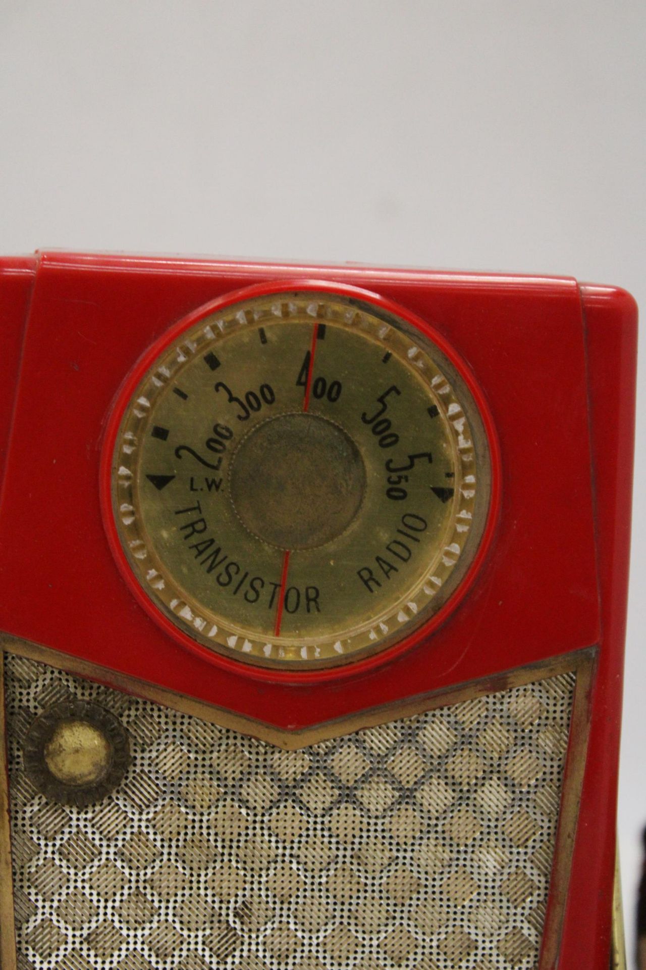 A VINTAGE EMERSON TRANSISTOR RADIO IN ORIGINAL CASE PLUS AN ORIENTAL METAL PIN TRAY WITH DRAGON - Image 6 of 6