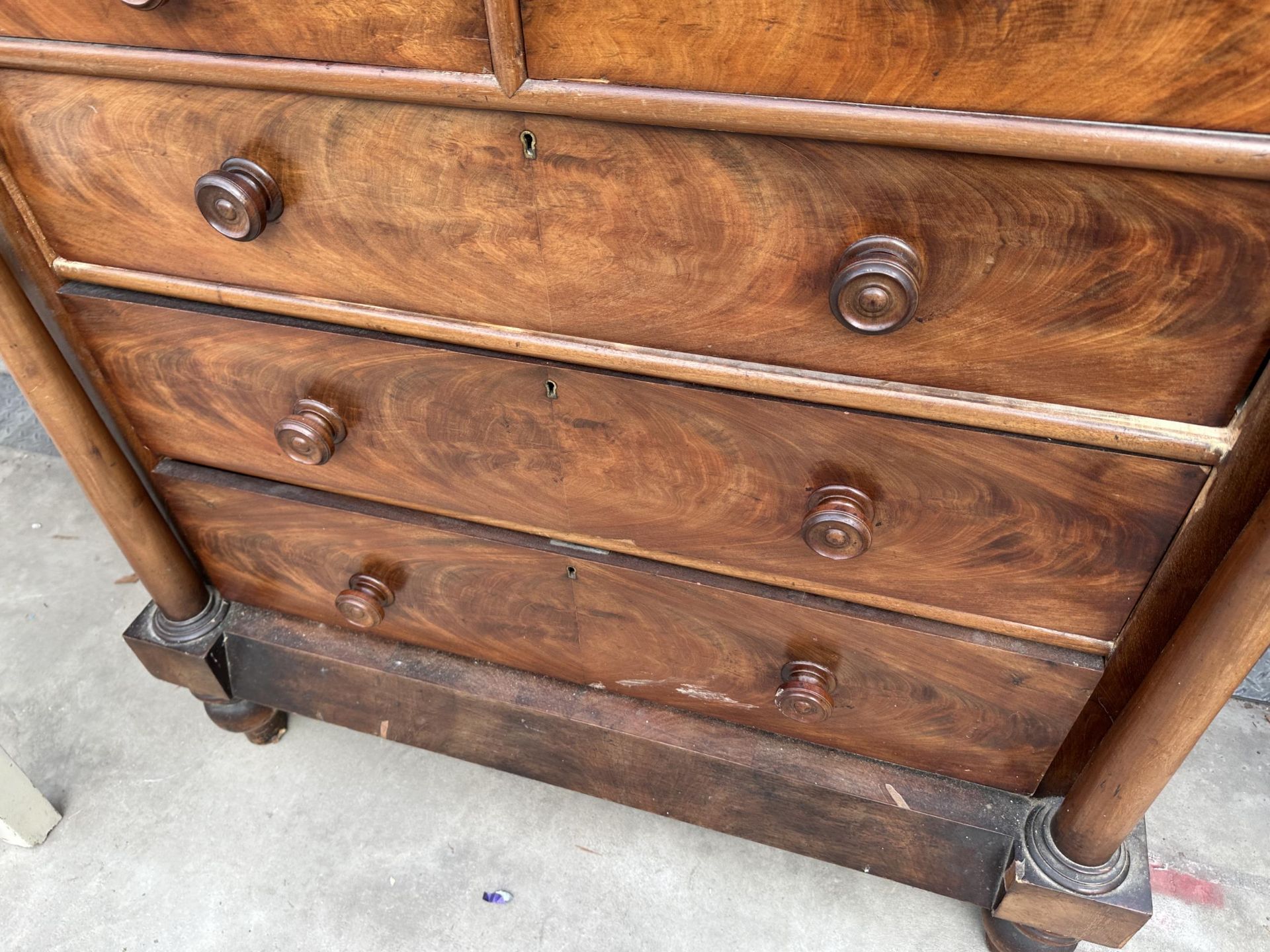 A VICTORIAN MAHOGANY SCOTTISH CHEST OF TWO SHORT, THREE LONG GRADUATED DRAWERS AND SECRET FRIEZE - Bild 4 aus 4