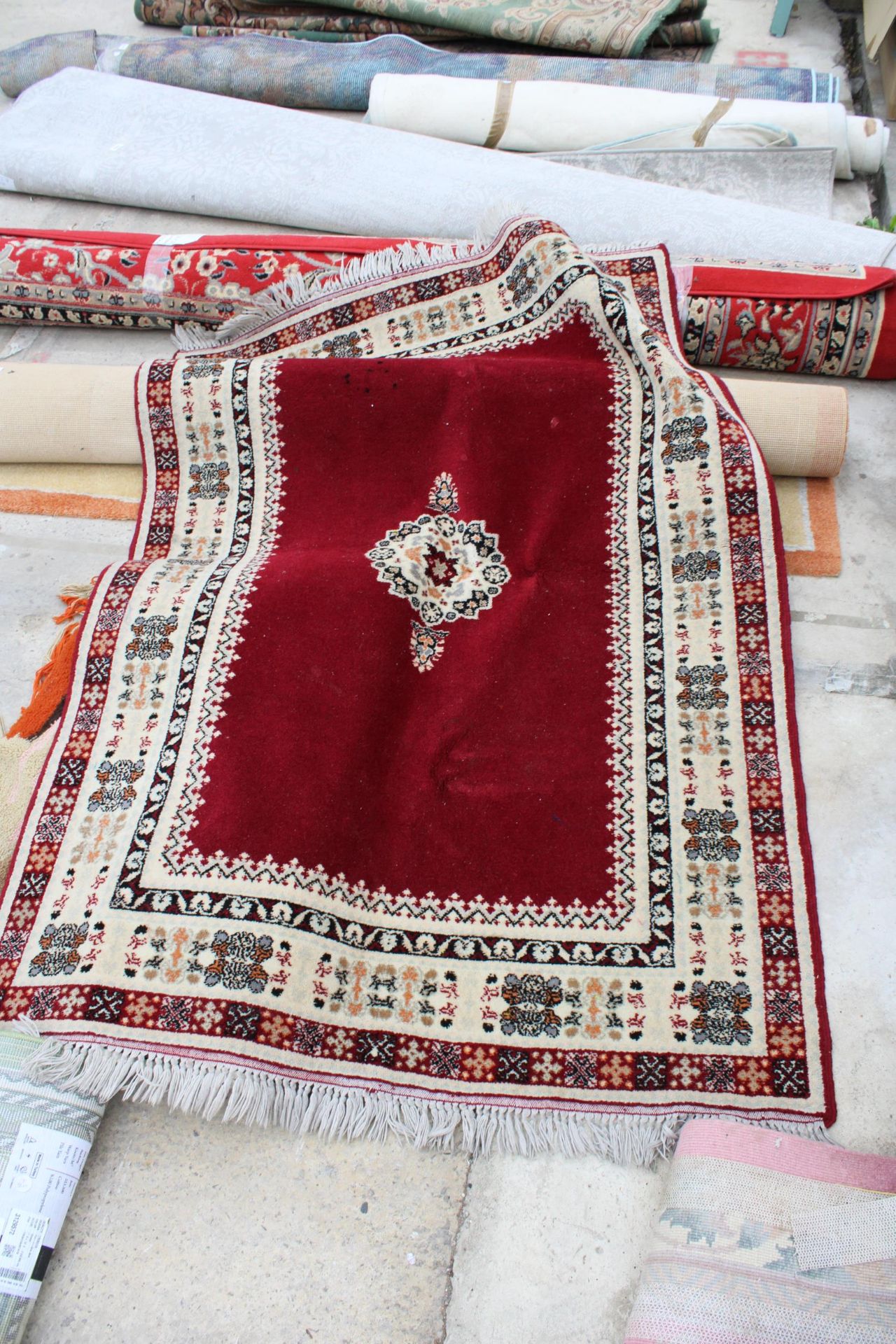 A VINTAGE RED PATTERNED FRINGED RUG - Bild 3 aus 3