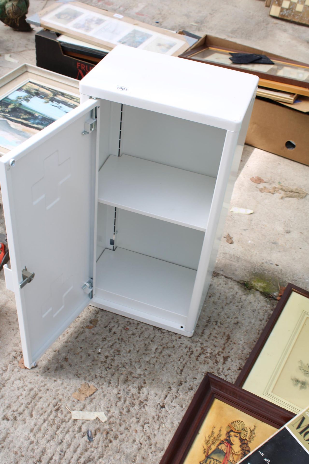 A METAL LOCKABLE FIRST AID CABINET WITH KEY - Image 2 of 2